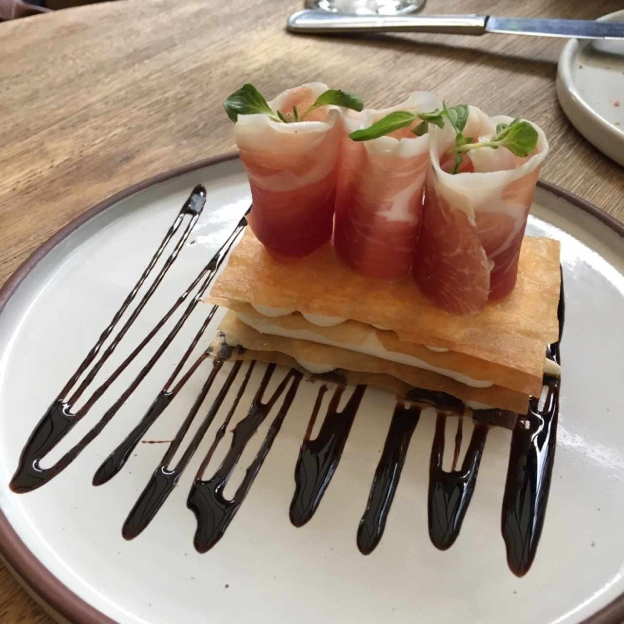 Milhoja de queso de cabra con Prosciutto