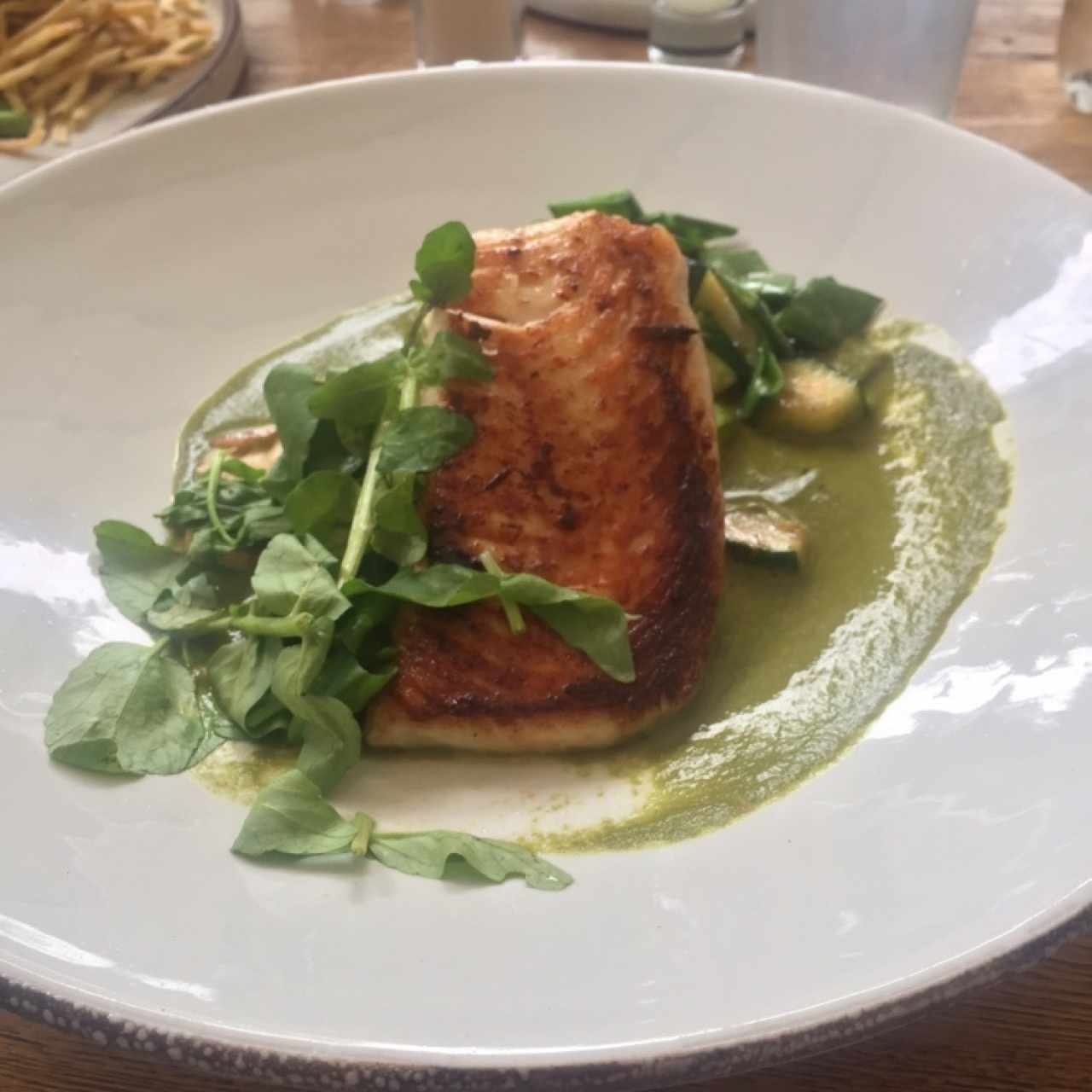 Pescado del día en salsa pesto