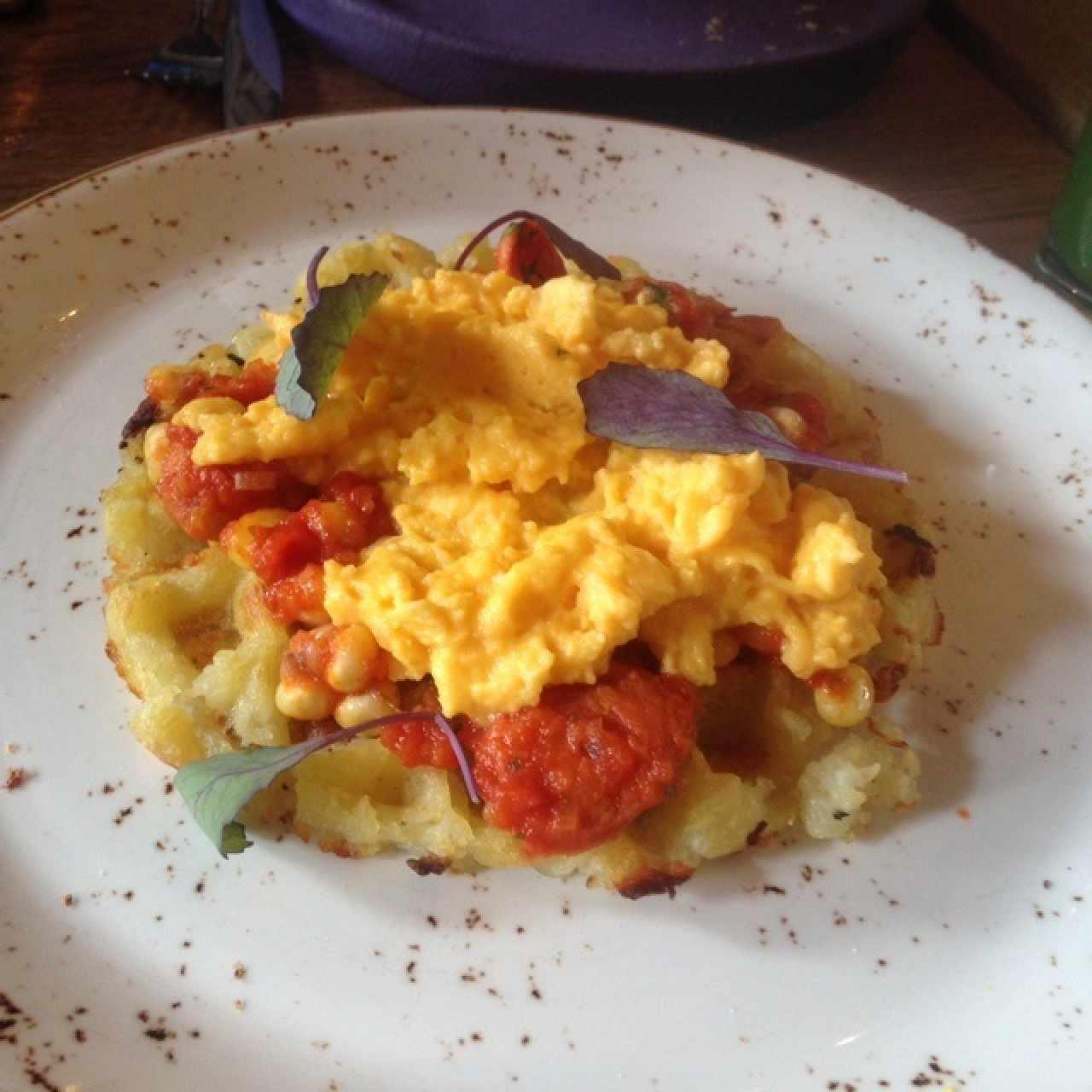 waffle de papa con huevos revueltos