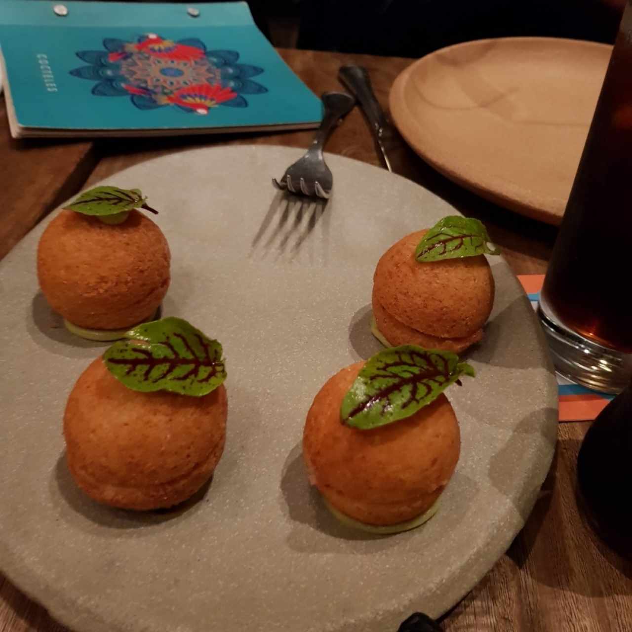 buñuelos con ceviche de chicharron