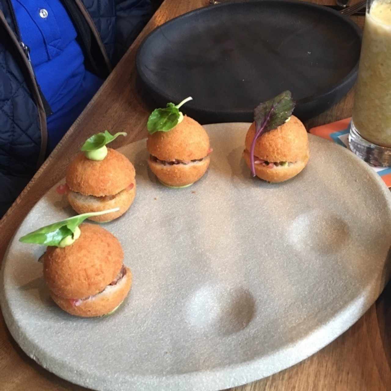 Buñuelos rellenos de ceciche de chicharron