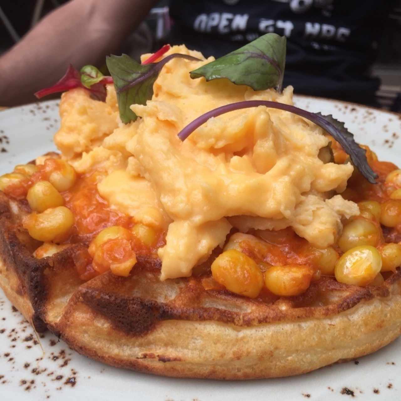 waffle de buñuelo con huevo revuelto, maíz y hogao
