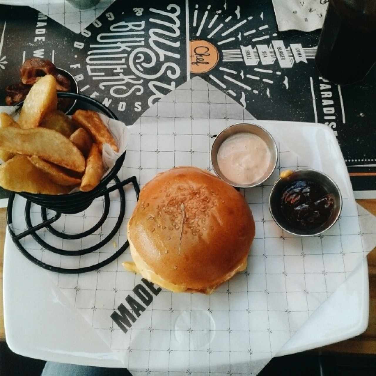 Hamburguesa gringa y papas rústicas. 
