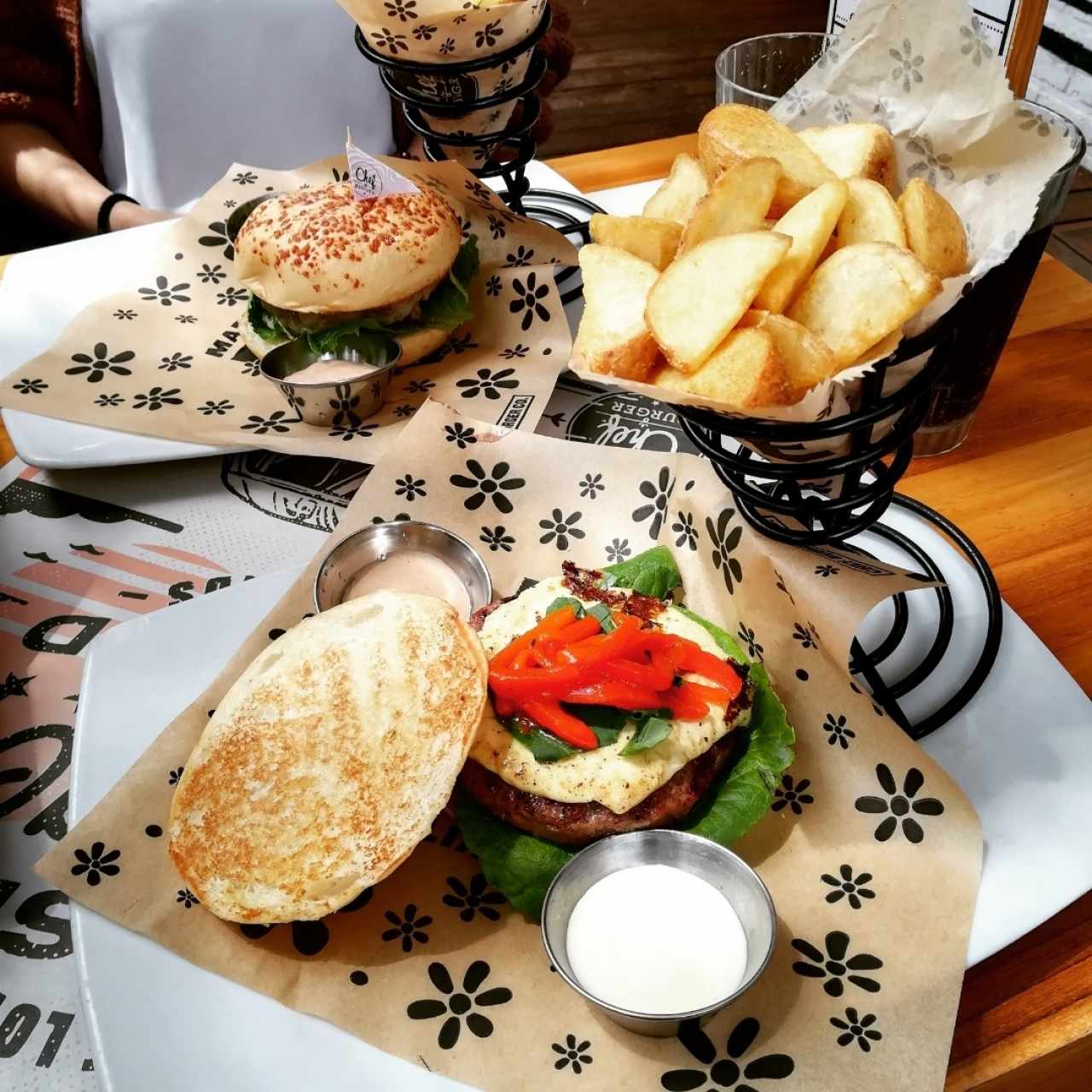 Hamburguesa Pampa con papas rústicas