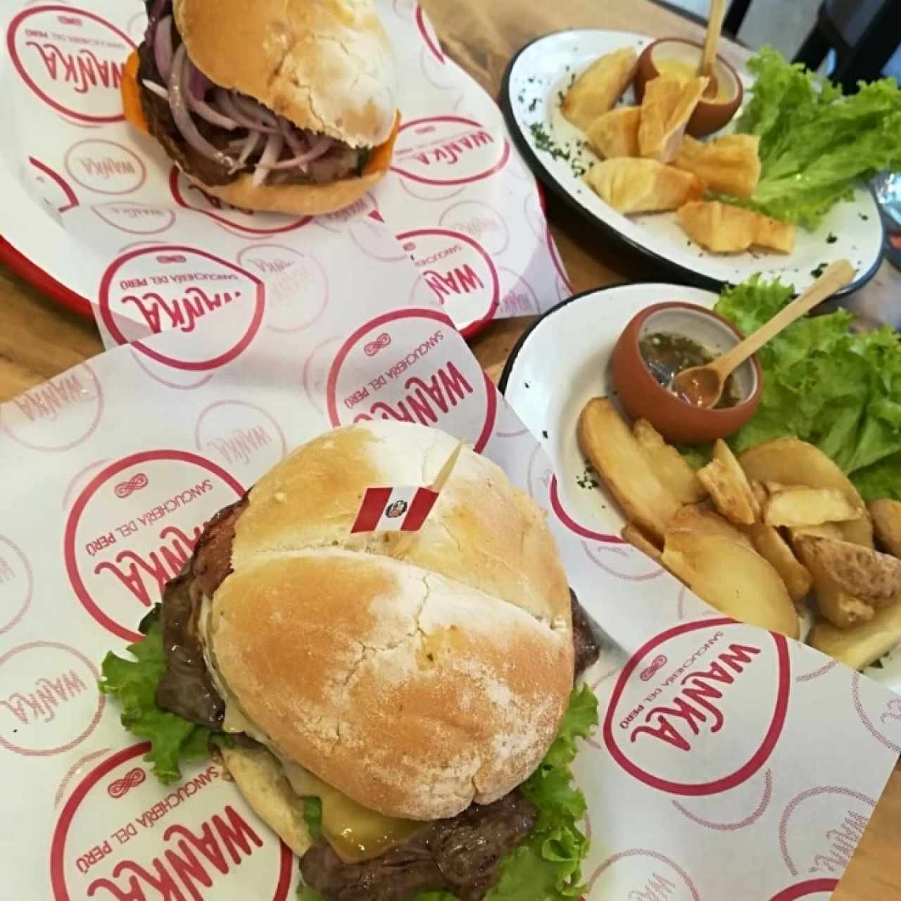 Sanguche de pernil o cerdo jugoso y sanguche Wanka con acompañantes de yuca y papa