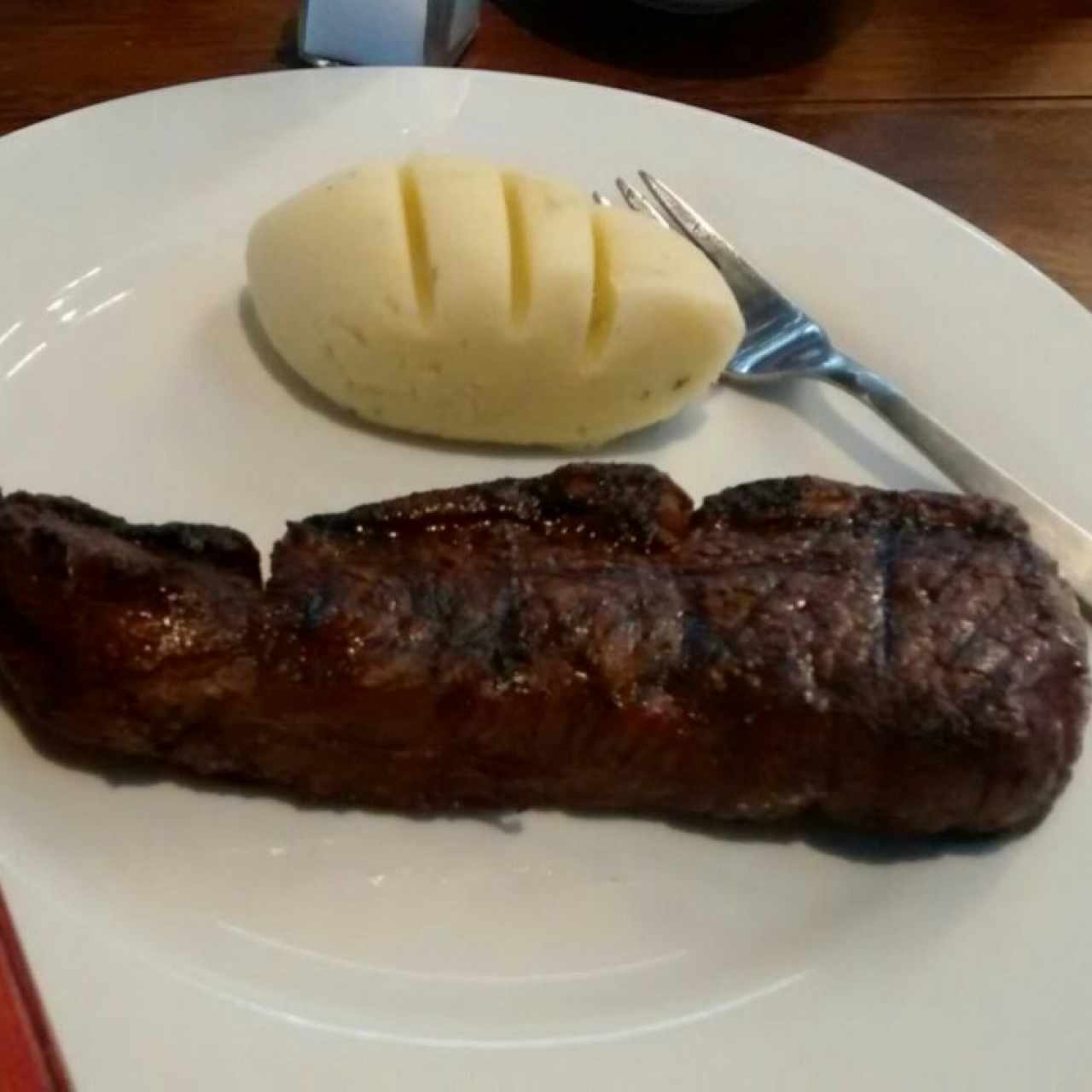 Punta de anca termino medio, puré de papa con queso azul