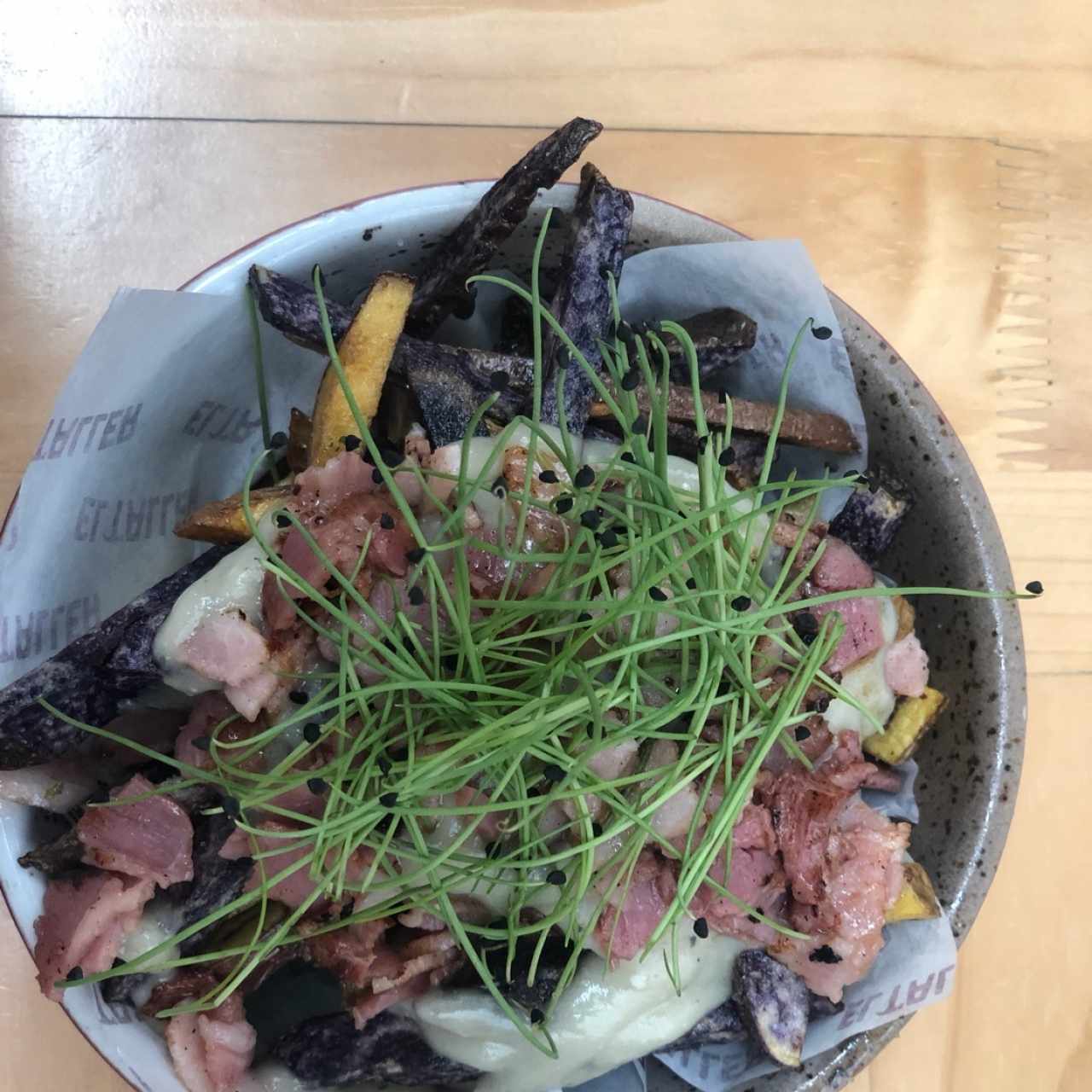 papás con queso azul y tocineta 