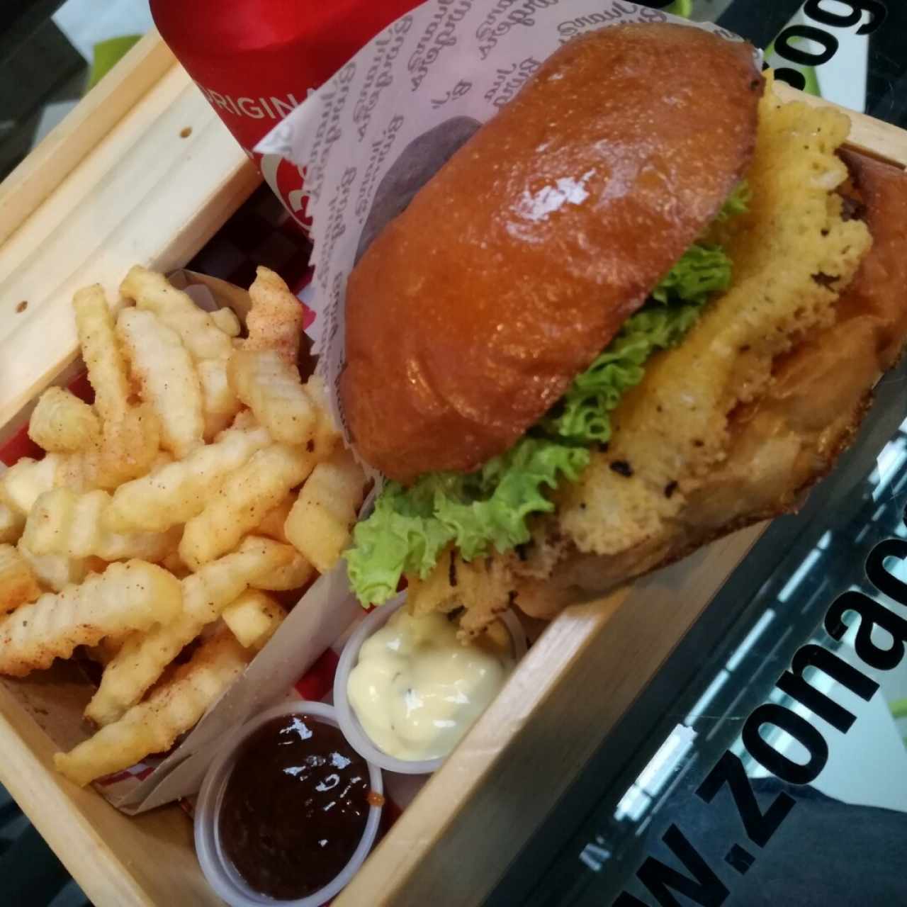 Hamburguesa con mozzarella y cheddar.