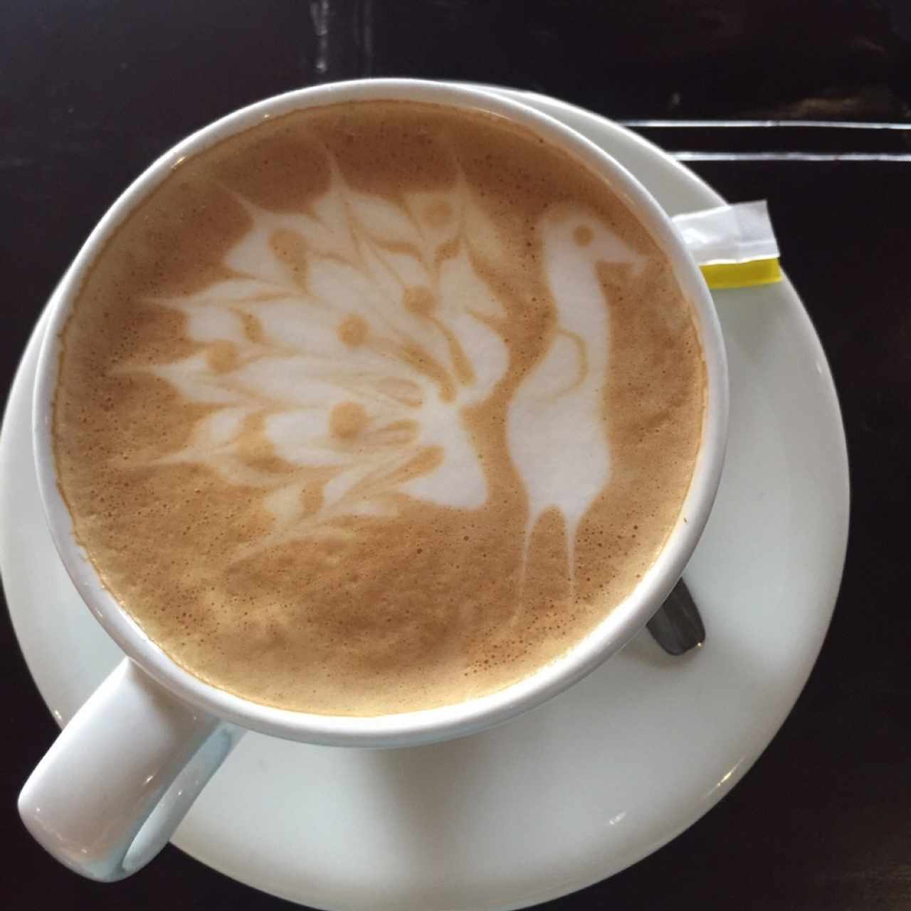 capuccino con el diseño de pavo real