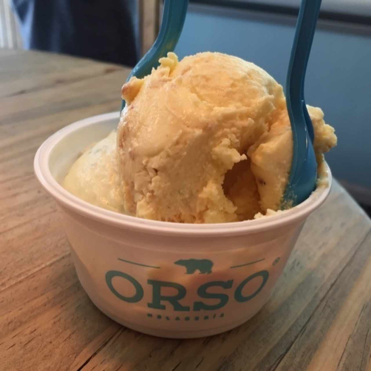 Helado de crème bruleé y helado de chocolate blanco con albahaca