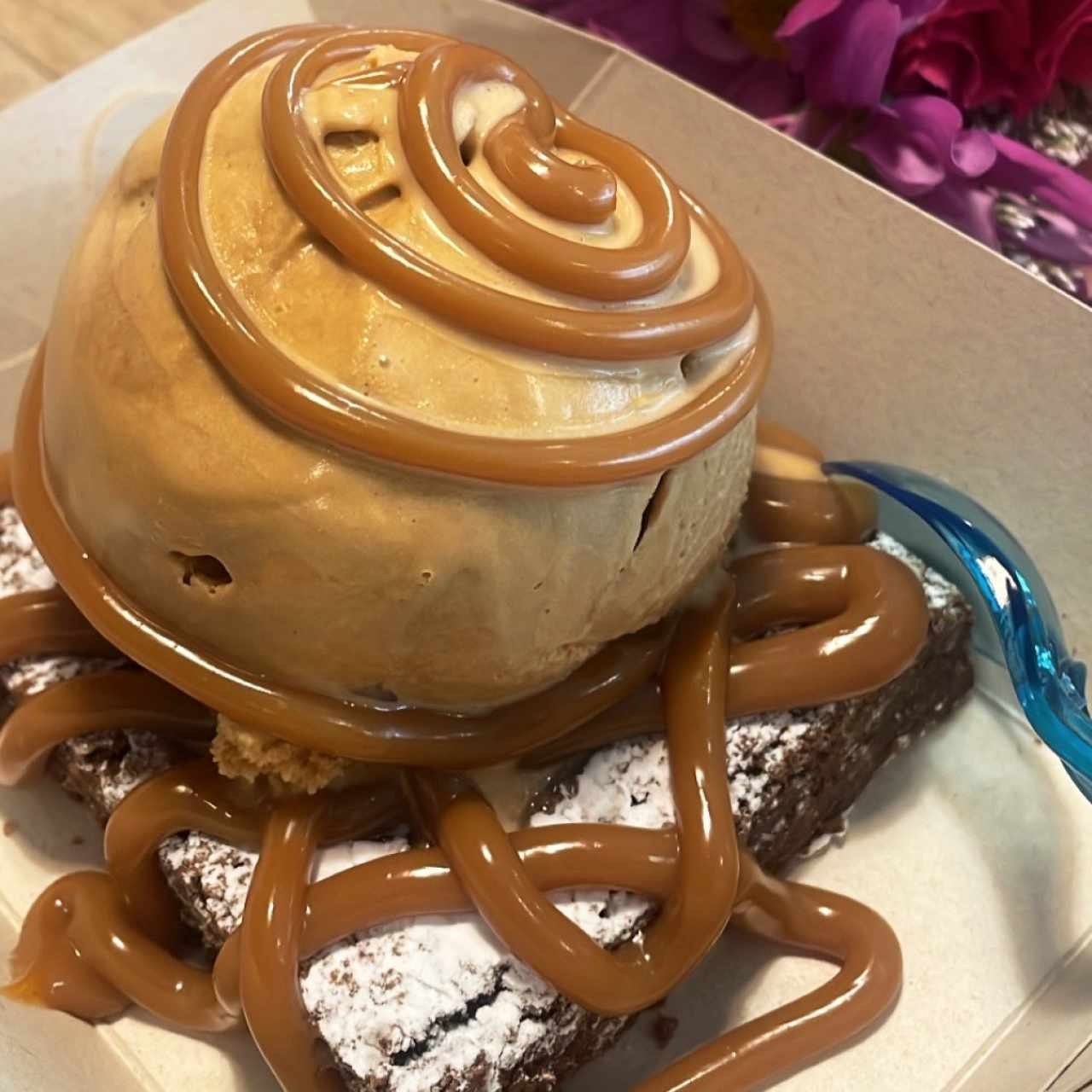 Brownie con helado de arequipe