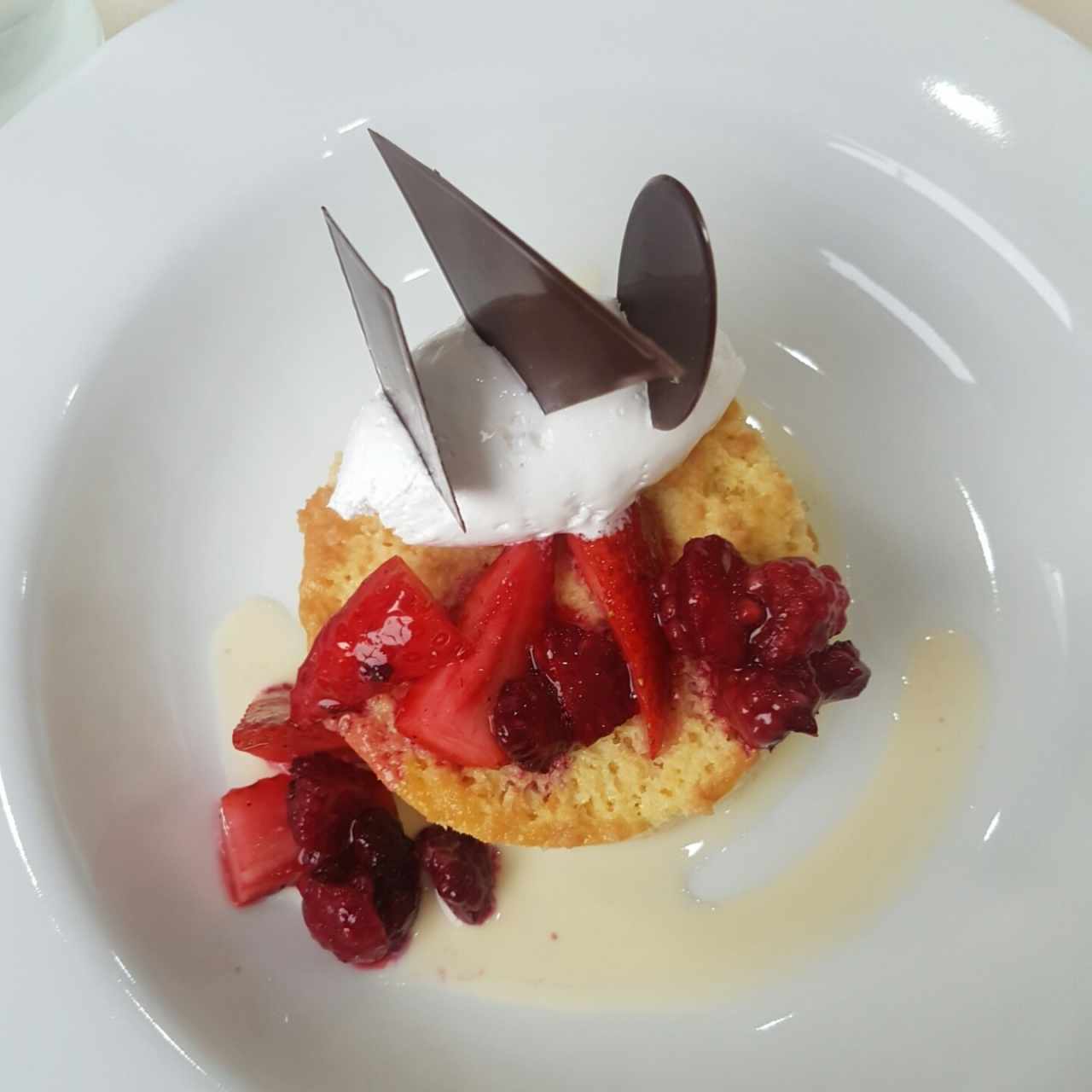torta tres leches con frutos rojos 