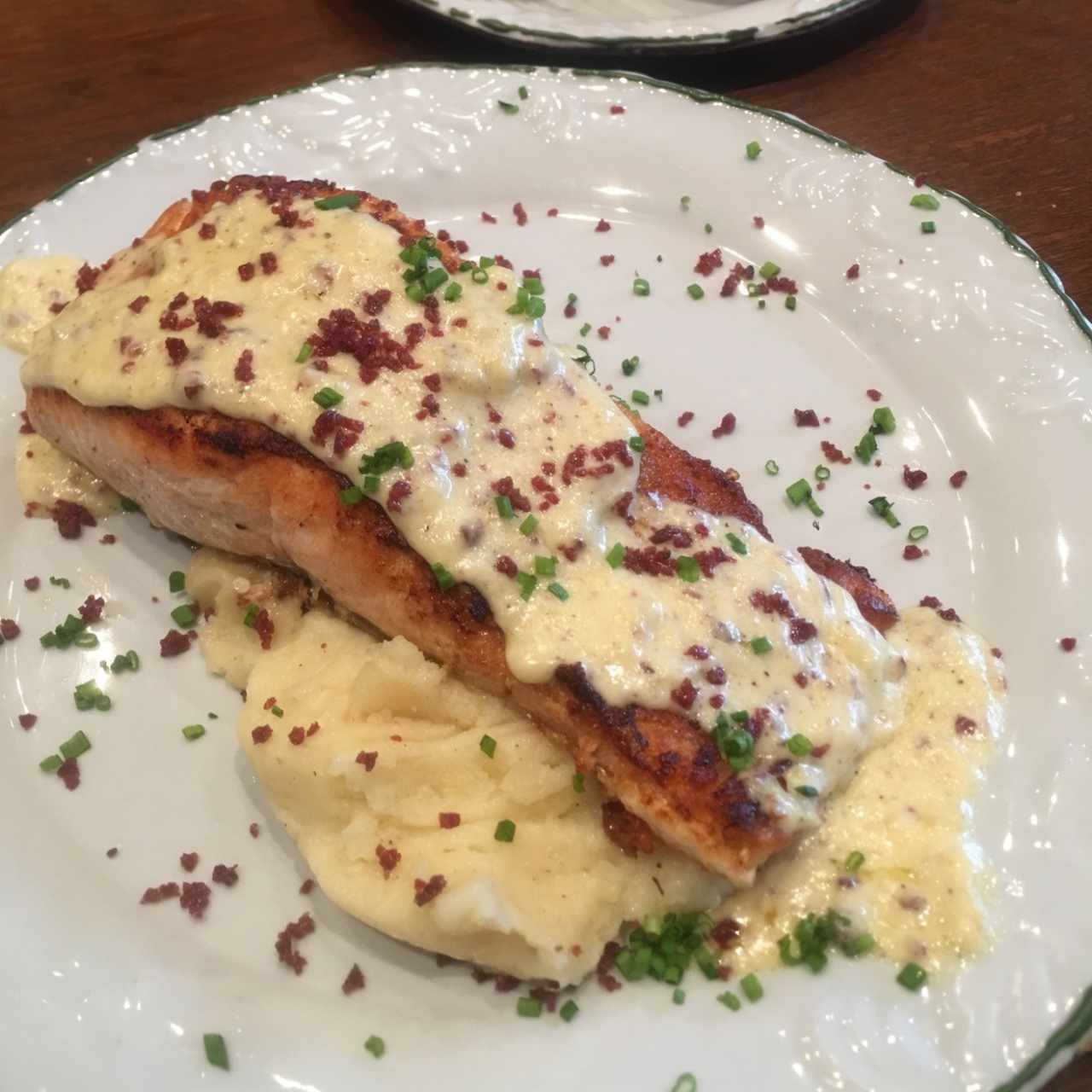 salmon con salsa de quesos y chorizo