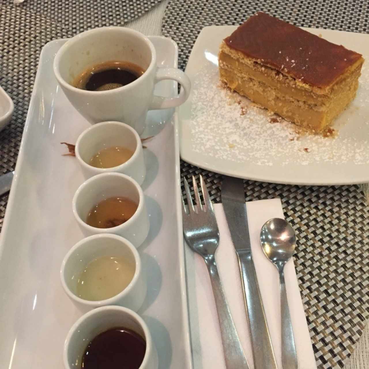 cafe del campo y milhoja de arequipe 