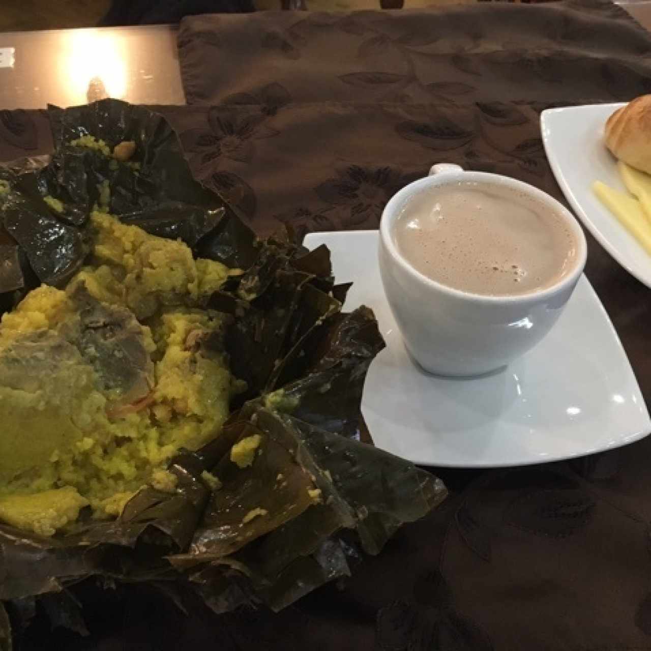 Tamal tolimense, chocolate, pan y queso