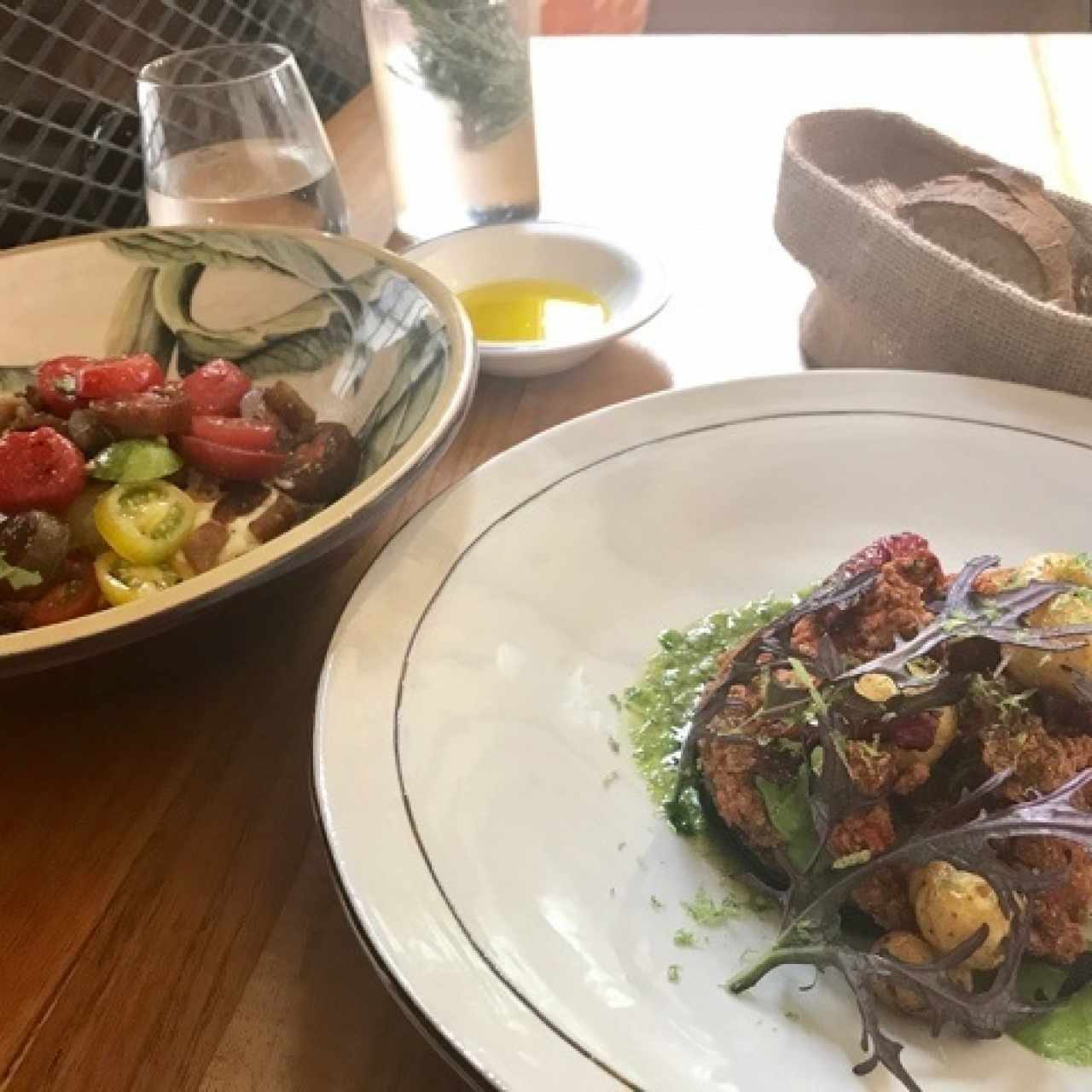 pulpo apanado y tomates con ricotta