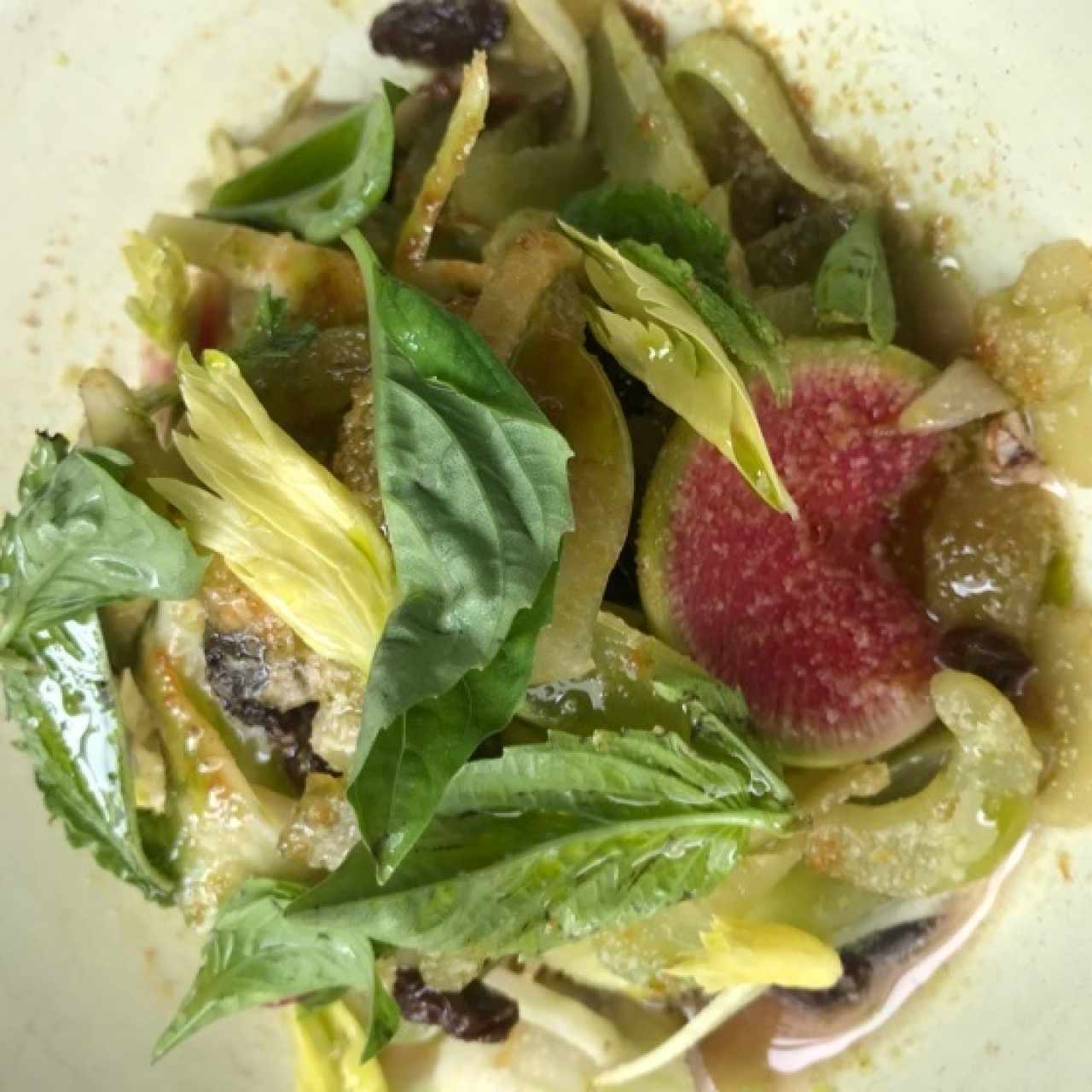 ensalada con un queso delicioso, el queso estaba en el fondo!