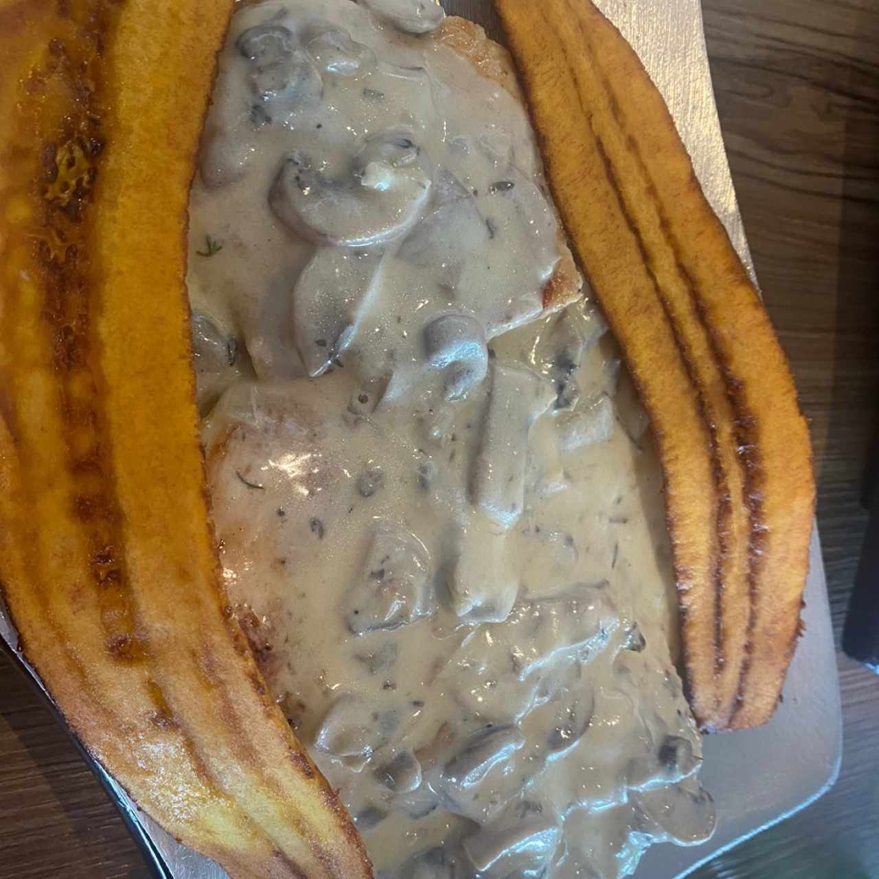 Pechuga de pollo con salsa de hongos y plátano 