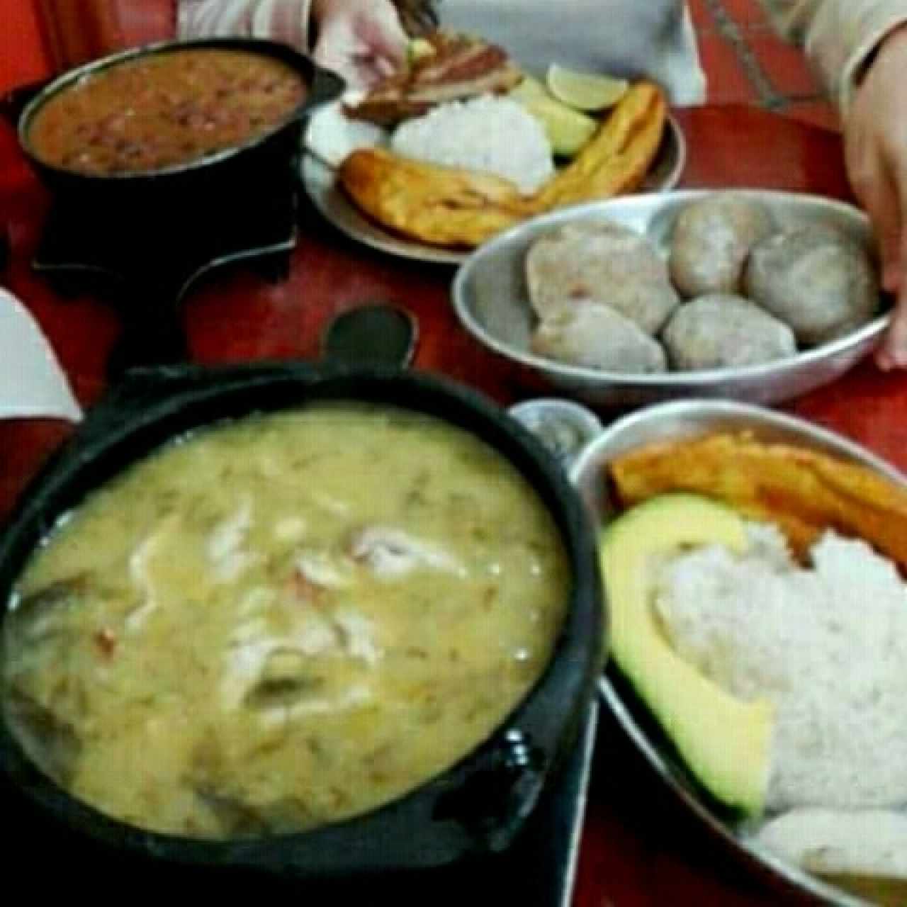 ajiaco, frijoles y papas