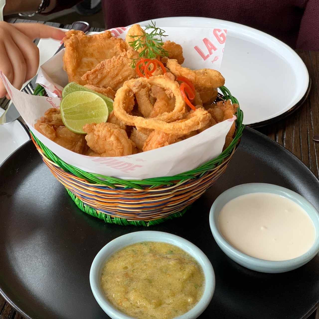 canasta de mariscos fritos