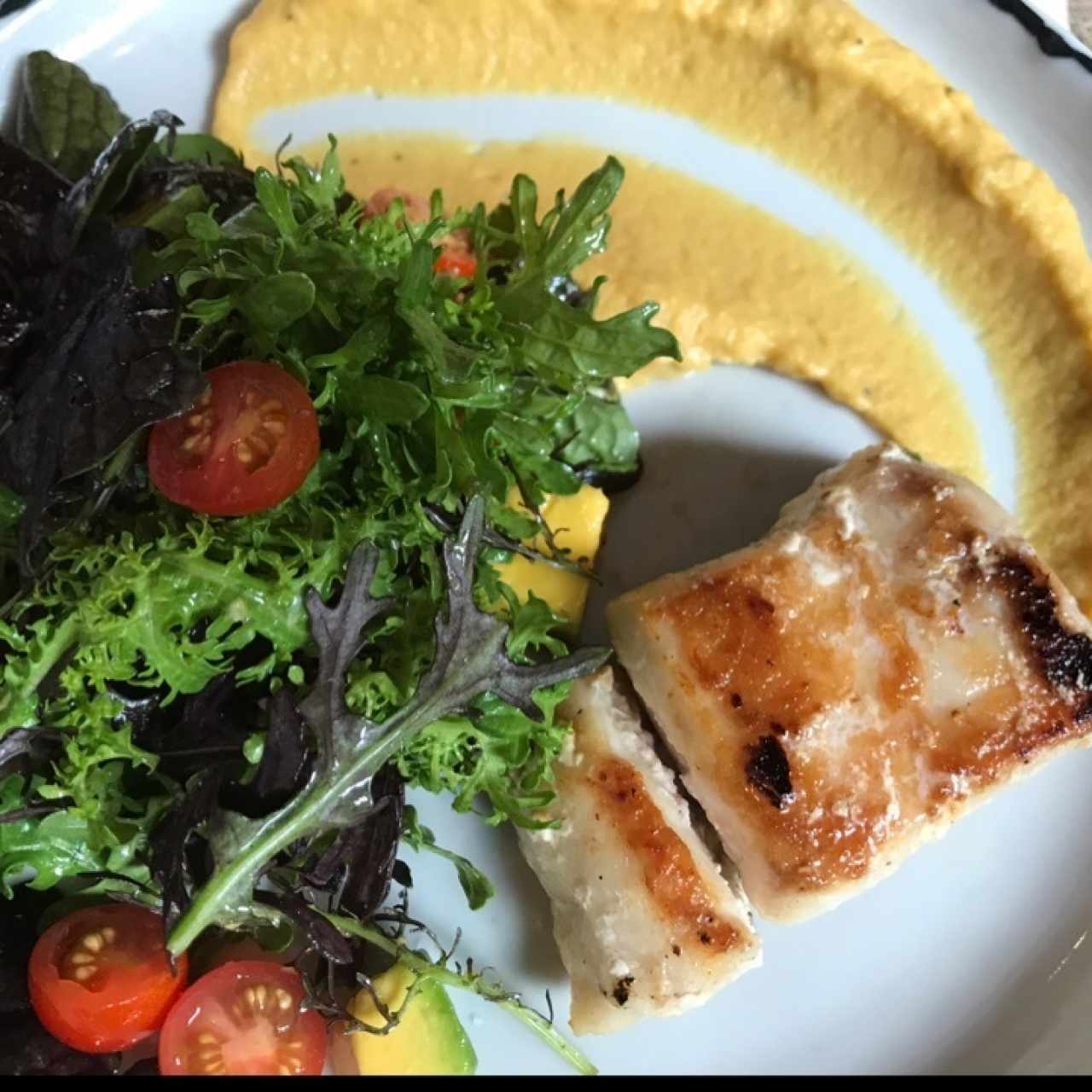 Pescado del día (corvina) a la brasa con puré de plátano