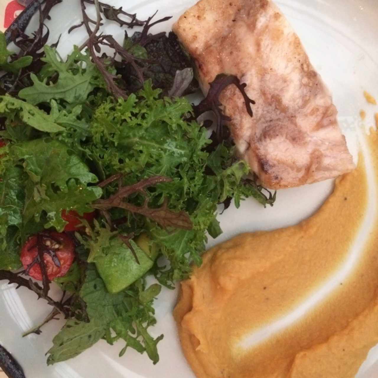 Filete de pesca del día con puré de plátano