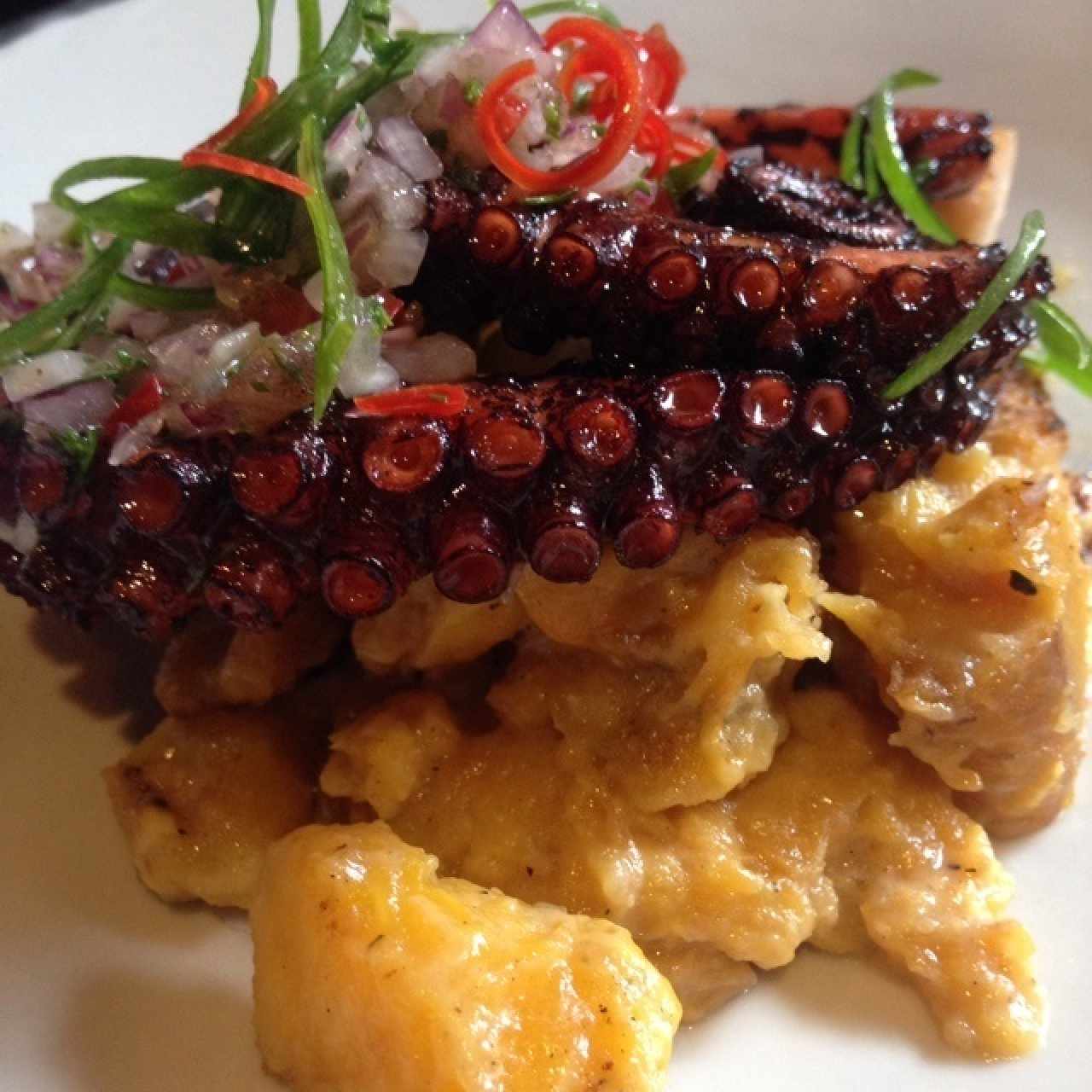 Pulpo al carbon con maduro