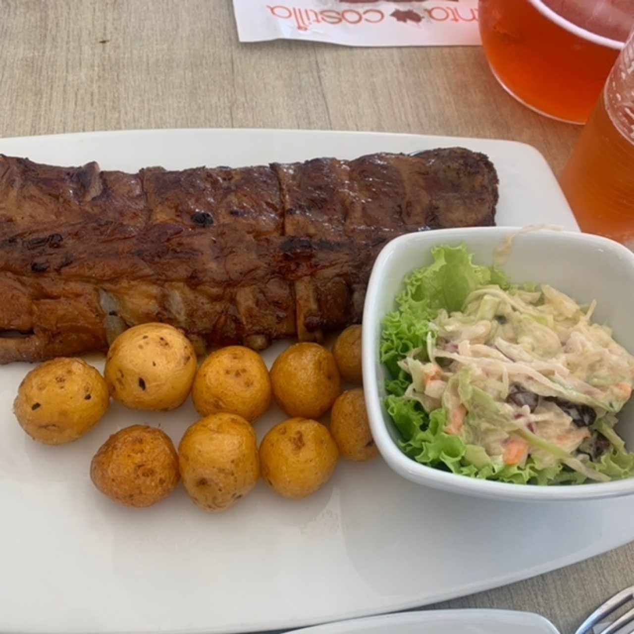 Costilla con ensalada repollo y papa criolla