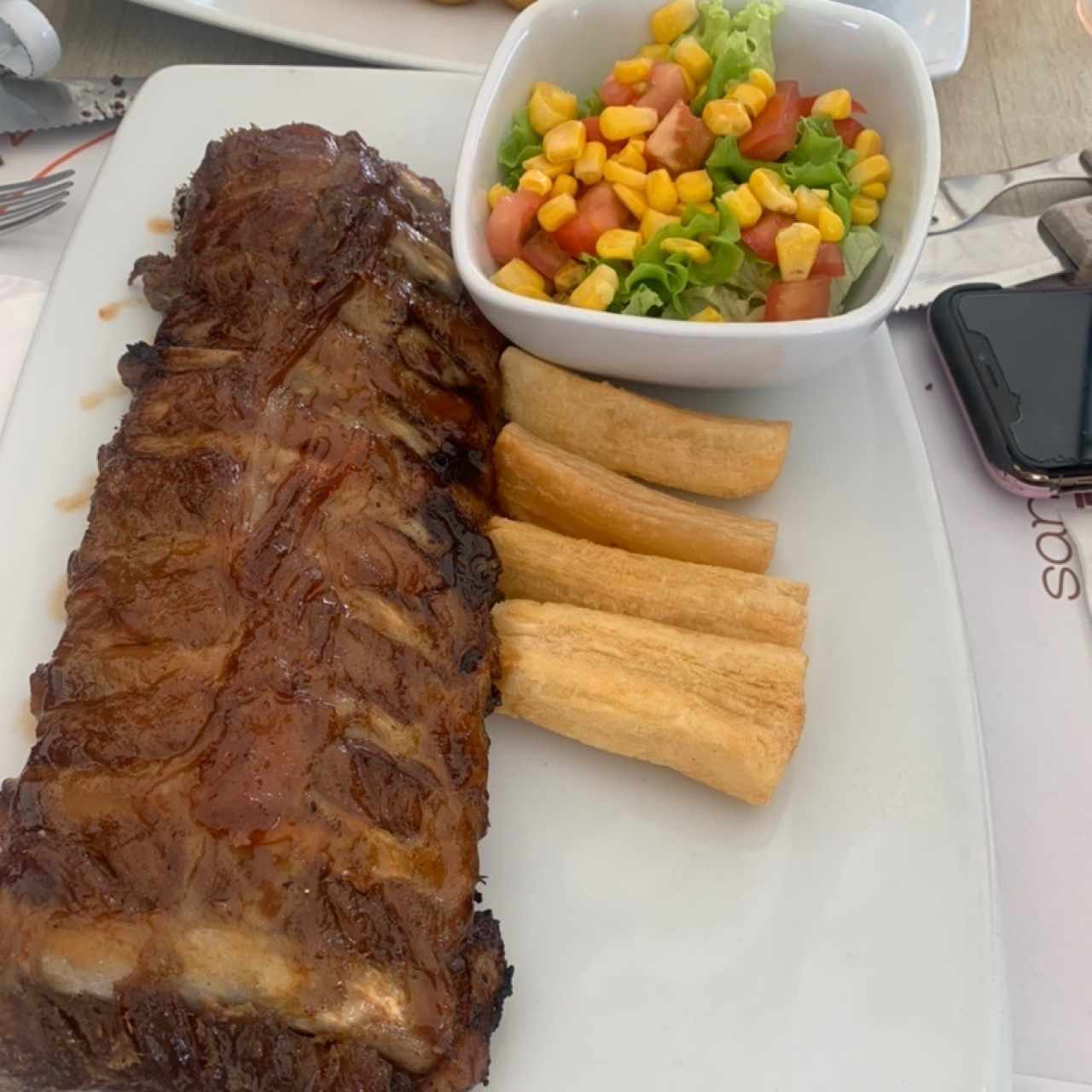 Costilla con yuca y ensalada mixta