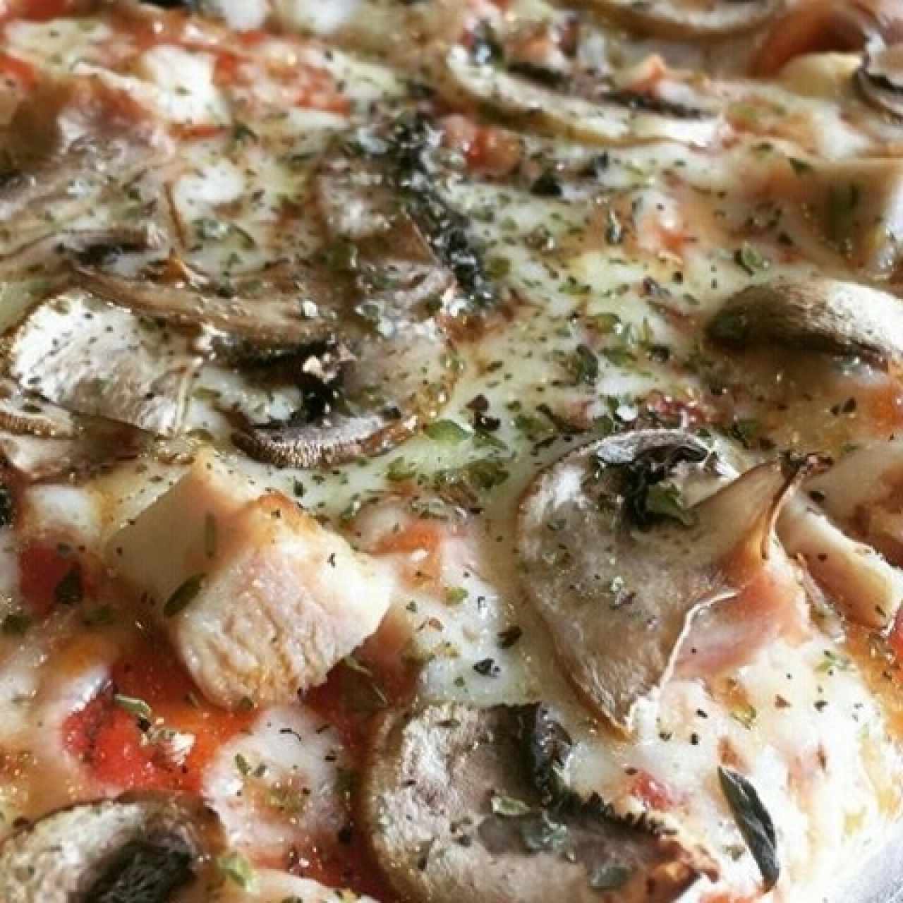 Pizza con champiñones y tocino 
