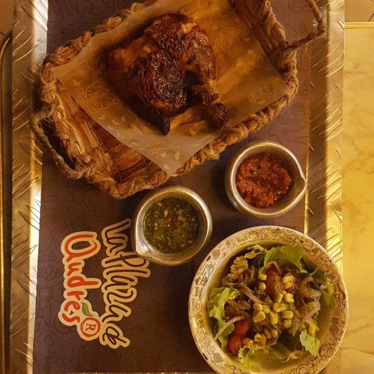 Pollo a la brasa con ensalada