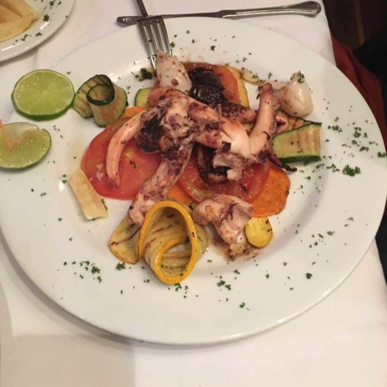 Pulpo y calamares con vegetales al grill