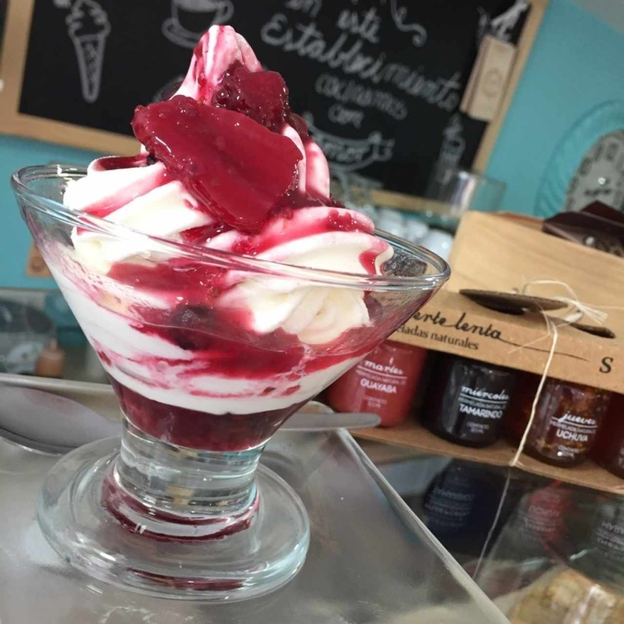 sundae de frutos rojos
