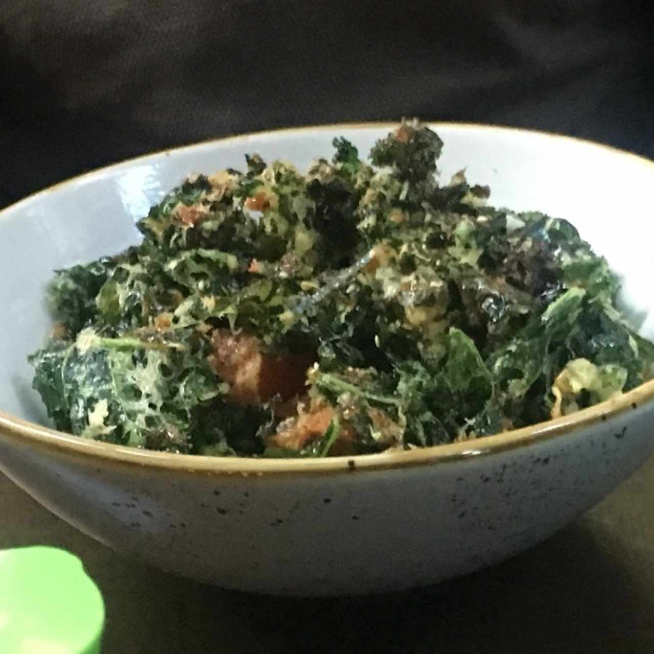 Salmón con chips de kale