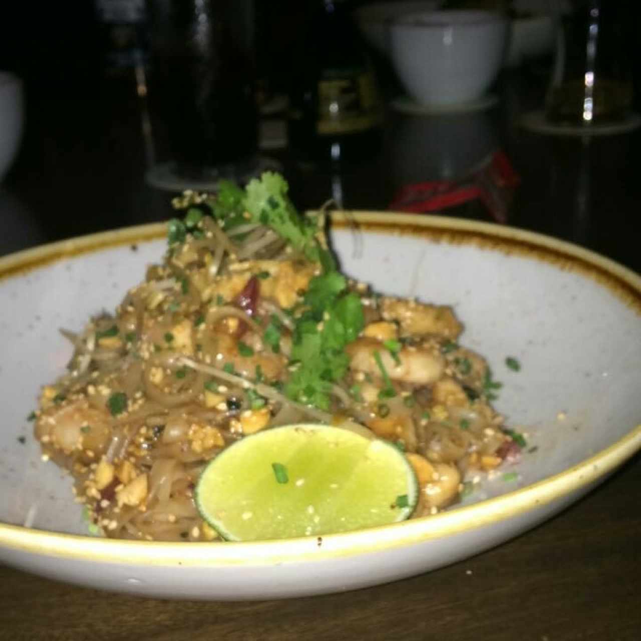 Pad thai de pollo con camarones