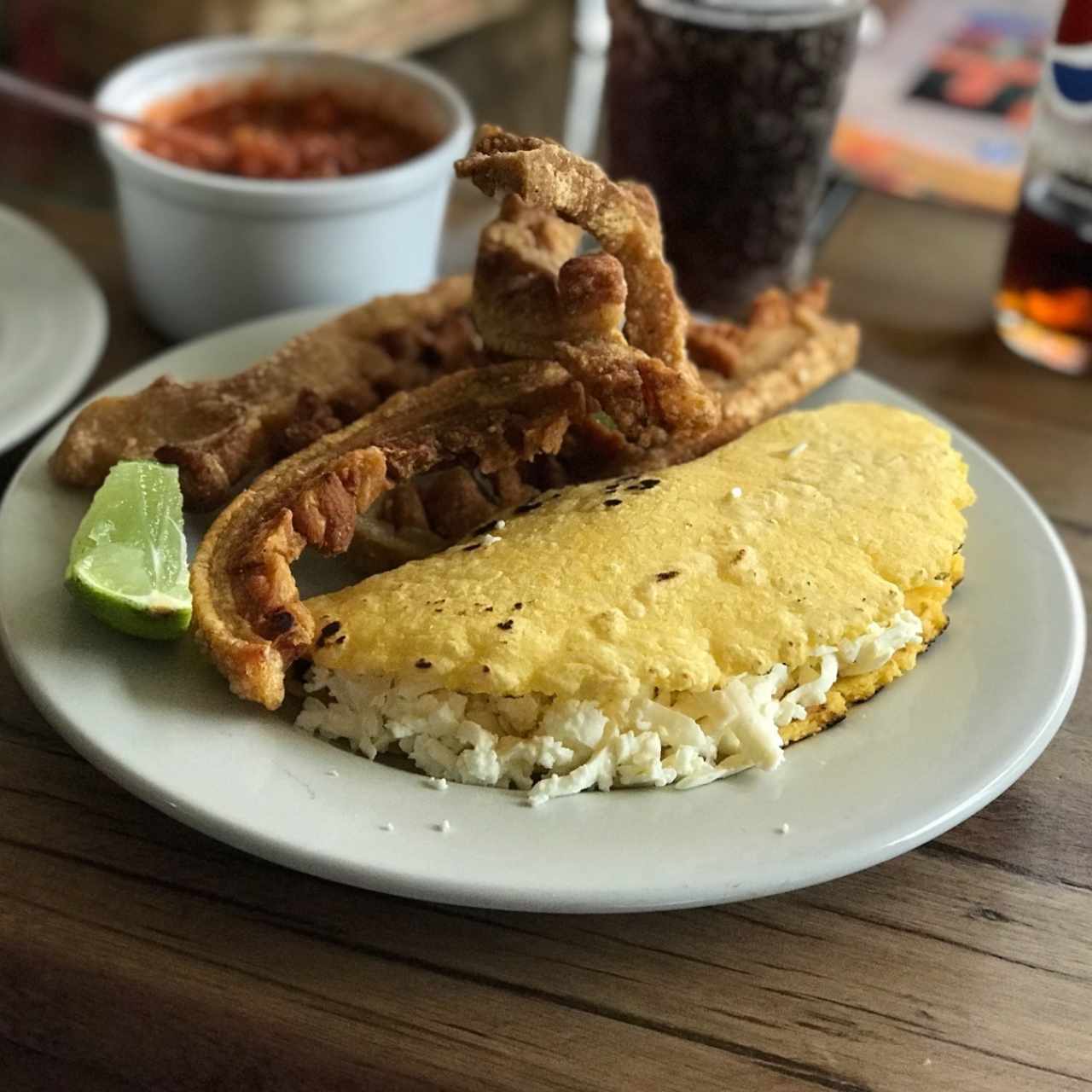 arepa con queso y chicharron