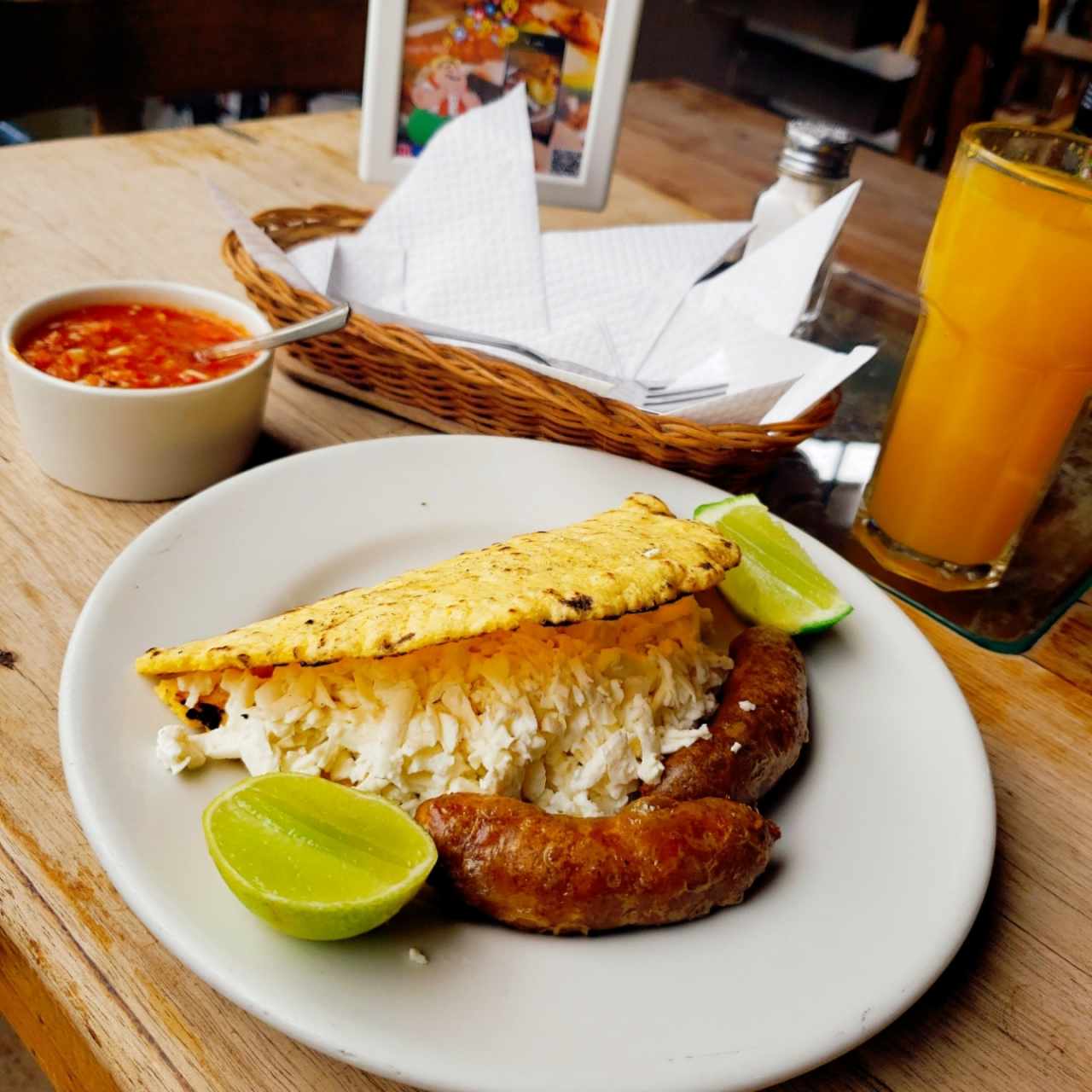 chorizo con arepa con queso campesino