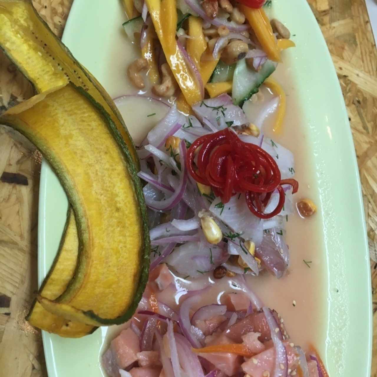 Ceviche de atun, limeño y mango con pepino