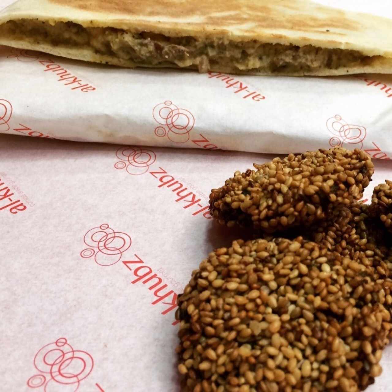 Al-Khubz de carne y tahine de garbanzo acompañado con falaffel