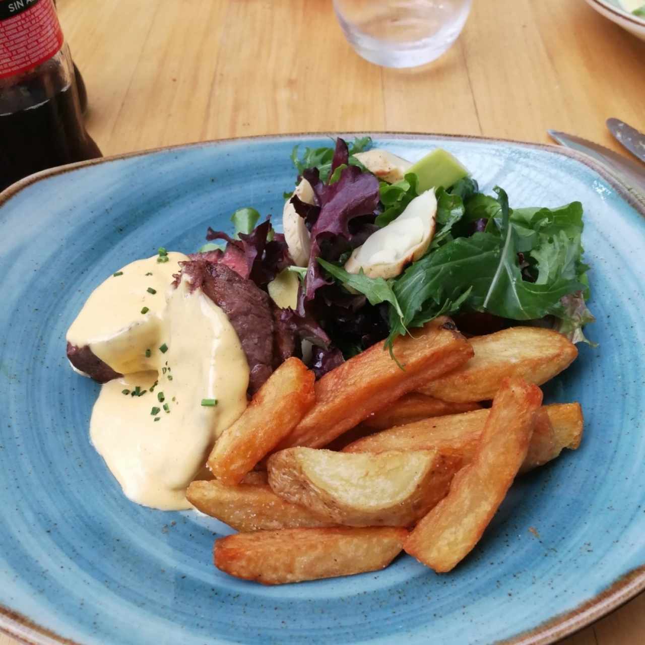 Lomo a la parrilla en salsa bearnesa