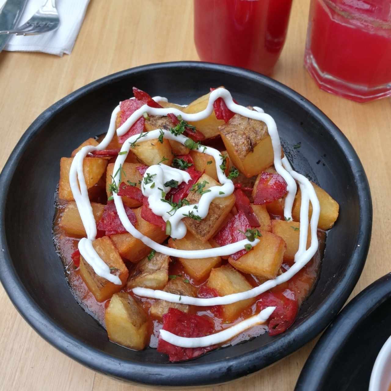 Patatas Bravas con tocineta
