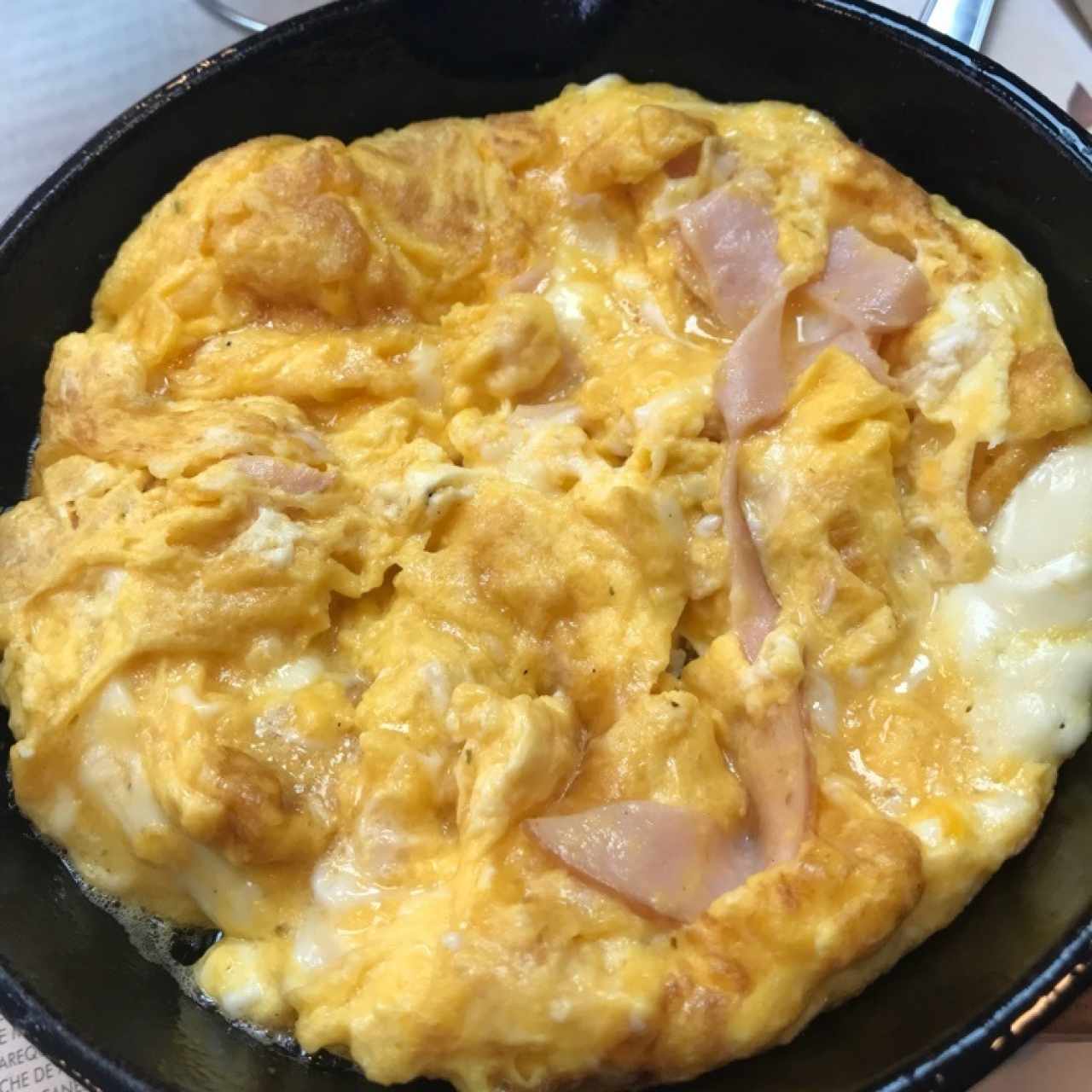 Huevos con jamón de pavo y queso 