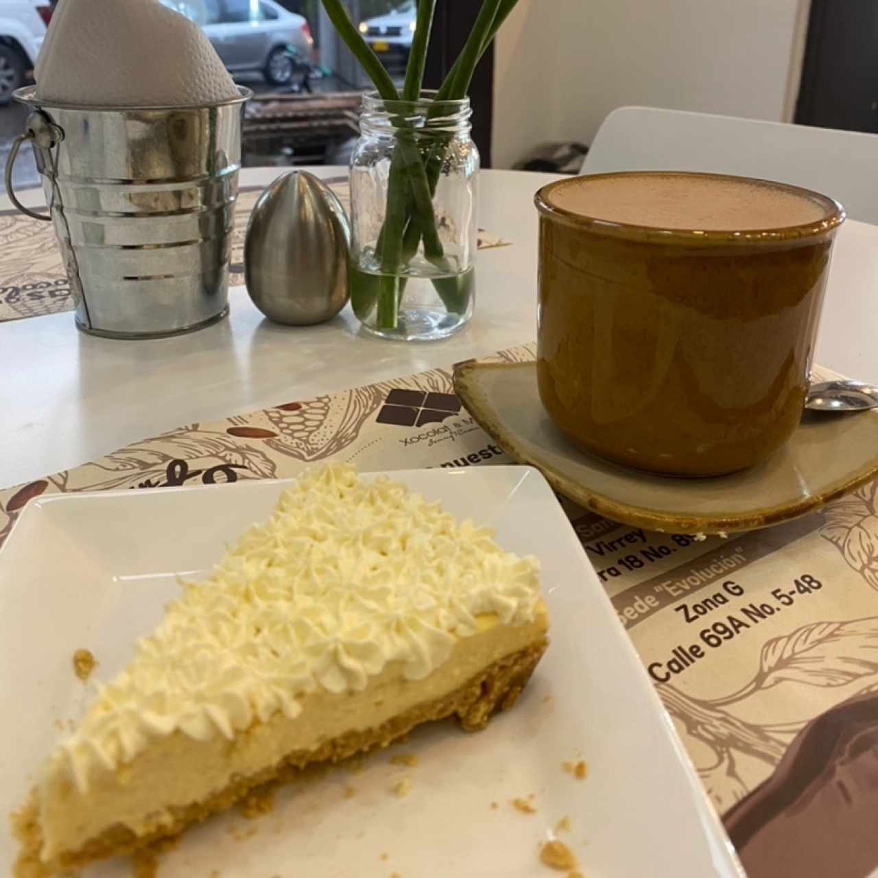 cheesecake  de limon y chocolate caliente 