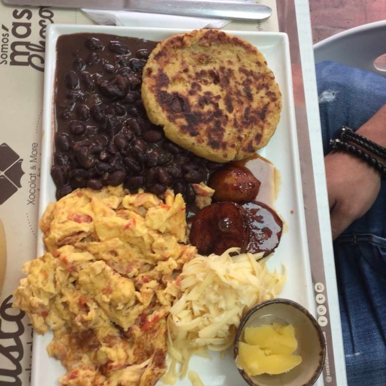Desayuno criollo con arepa de plátano 
