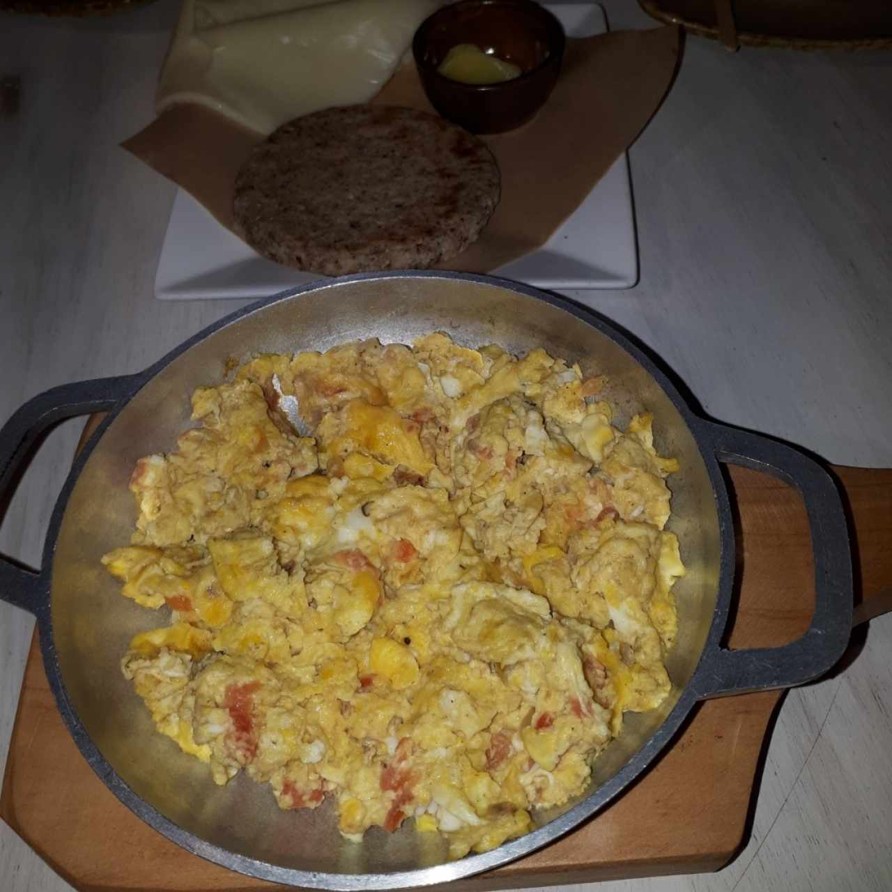 huevos orgánicos, arepita de quinua, mantequilla fue, queso fitnes y chocolate orgánico en leche de almendras 