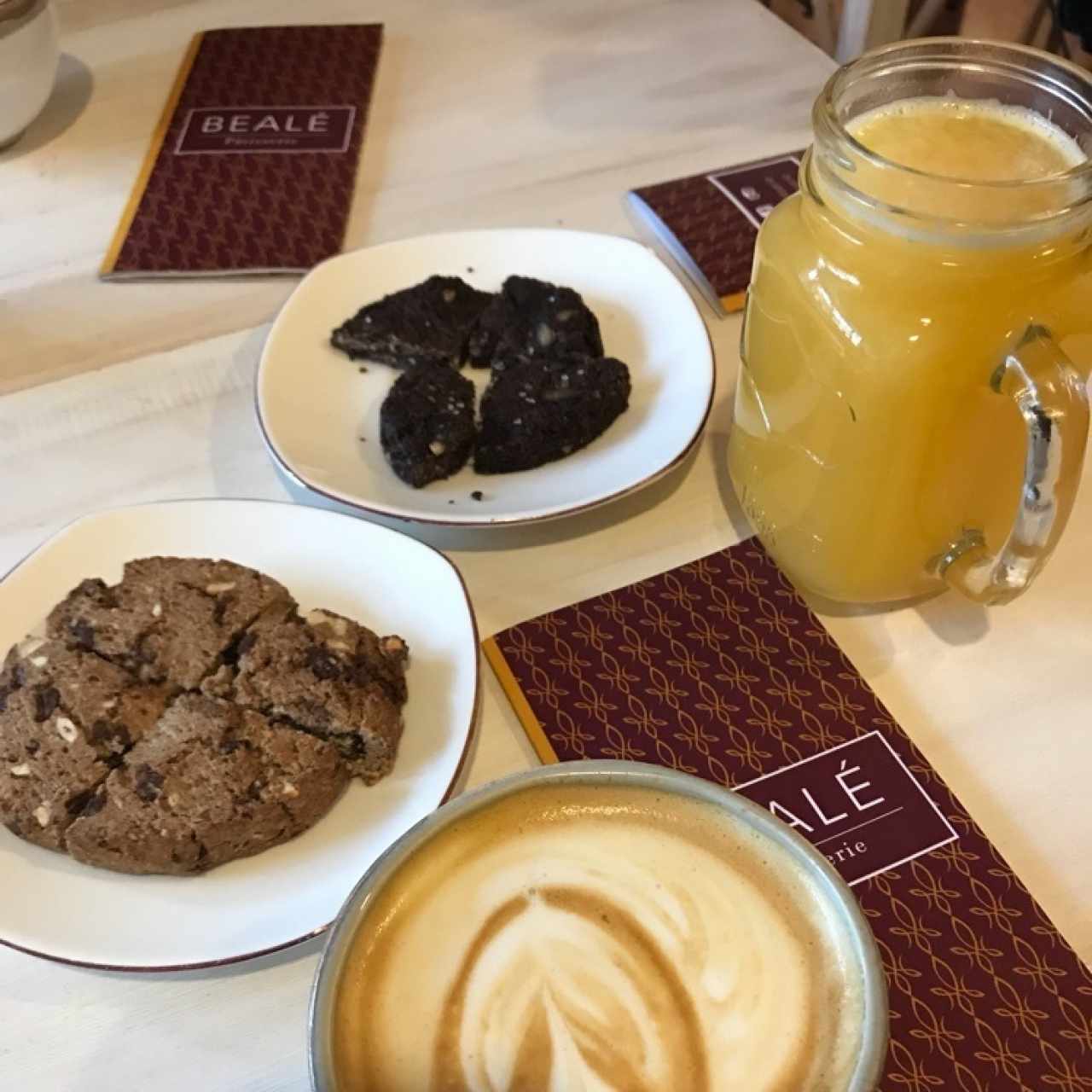 galleta de chocolate con sal + galleta vegana 