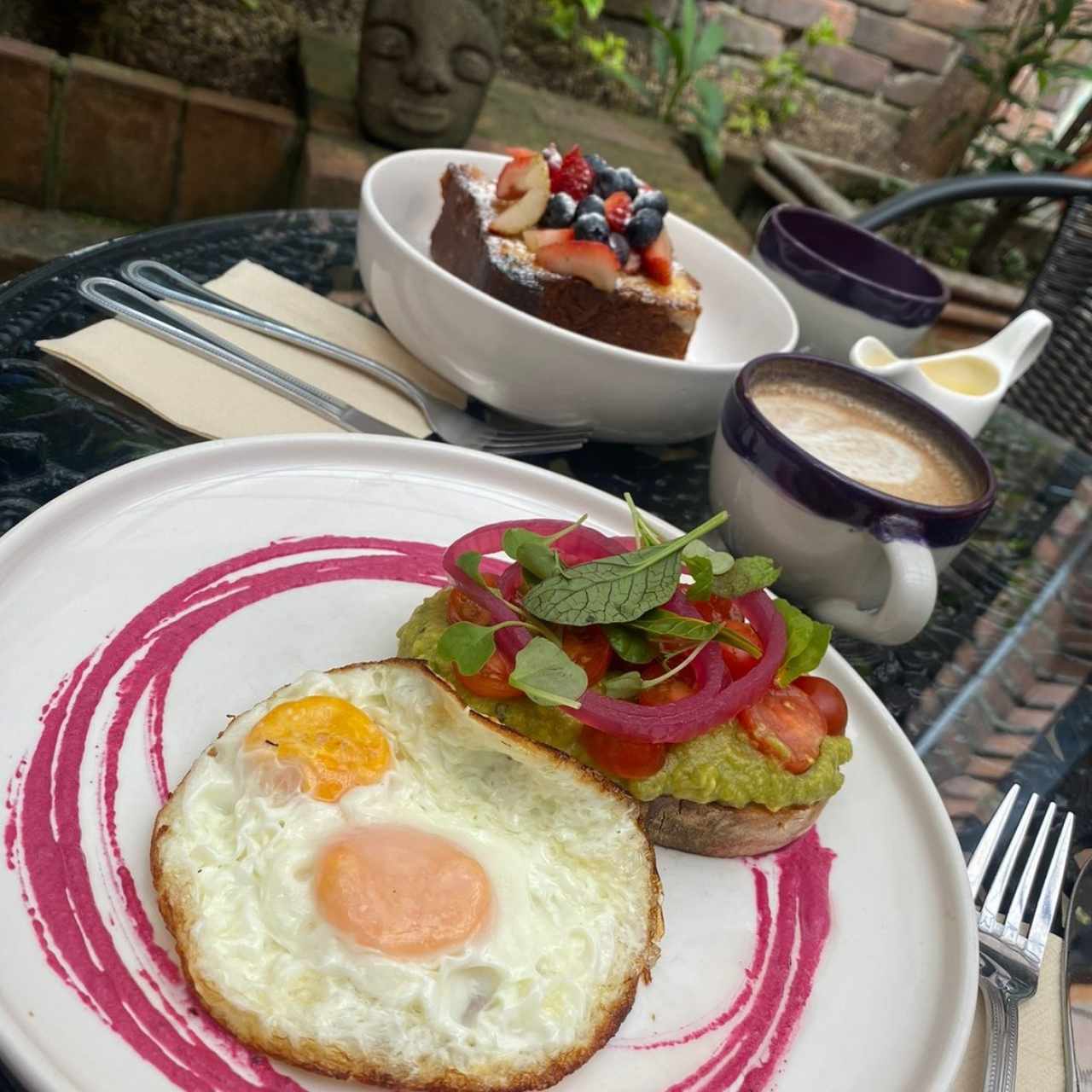 Avocado toast - pain perdue fruits rouges