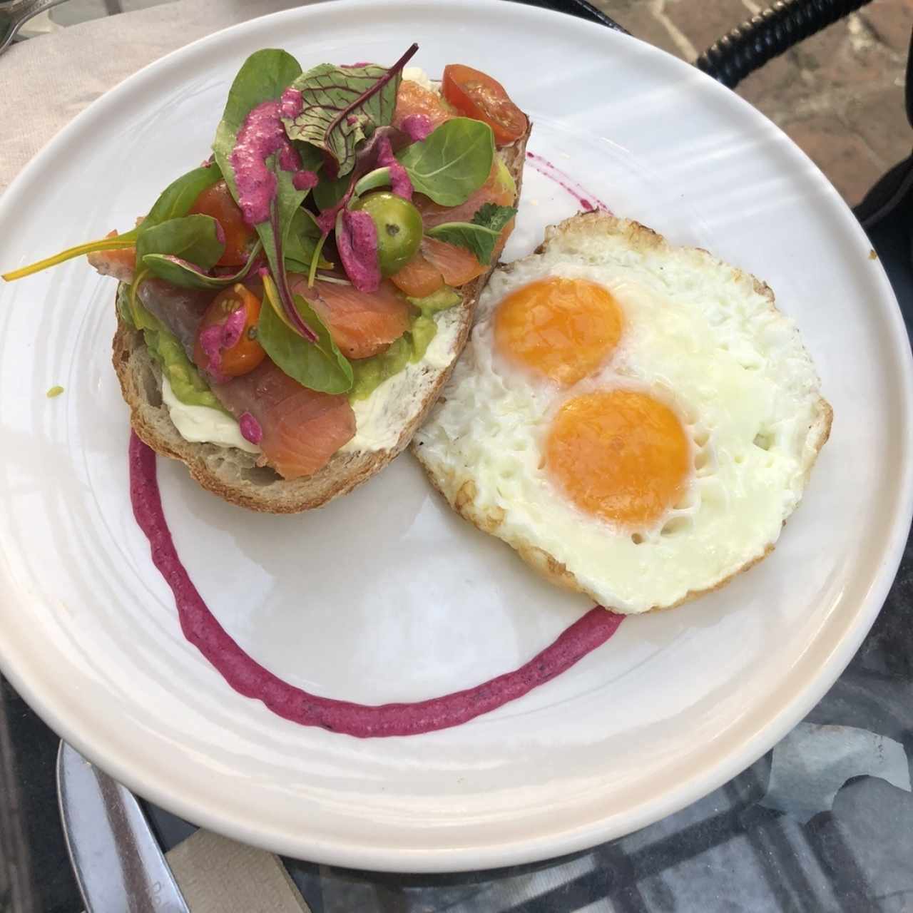 Tostada de aguacate y salmon