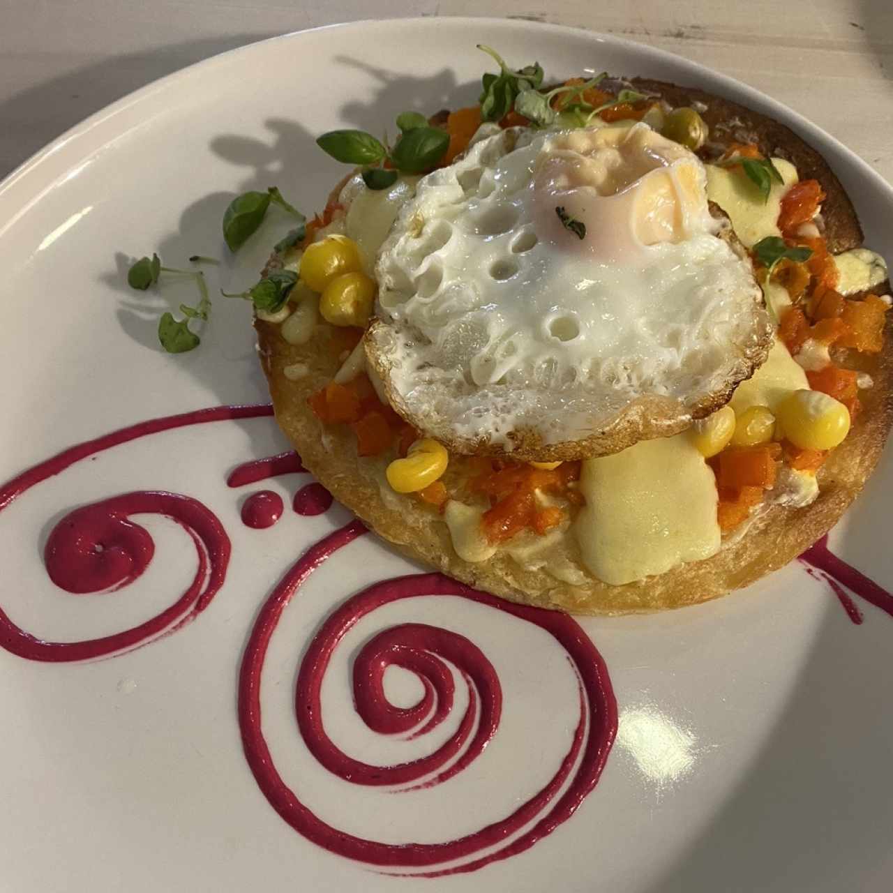 Arepa con salsa criolla y huevo