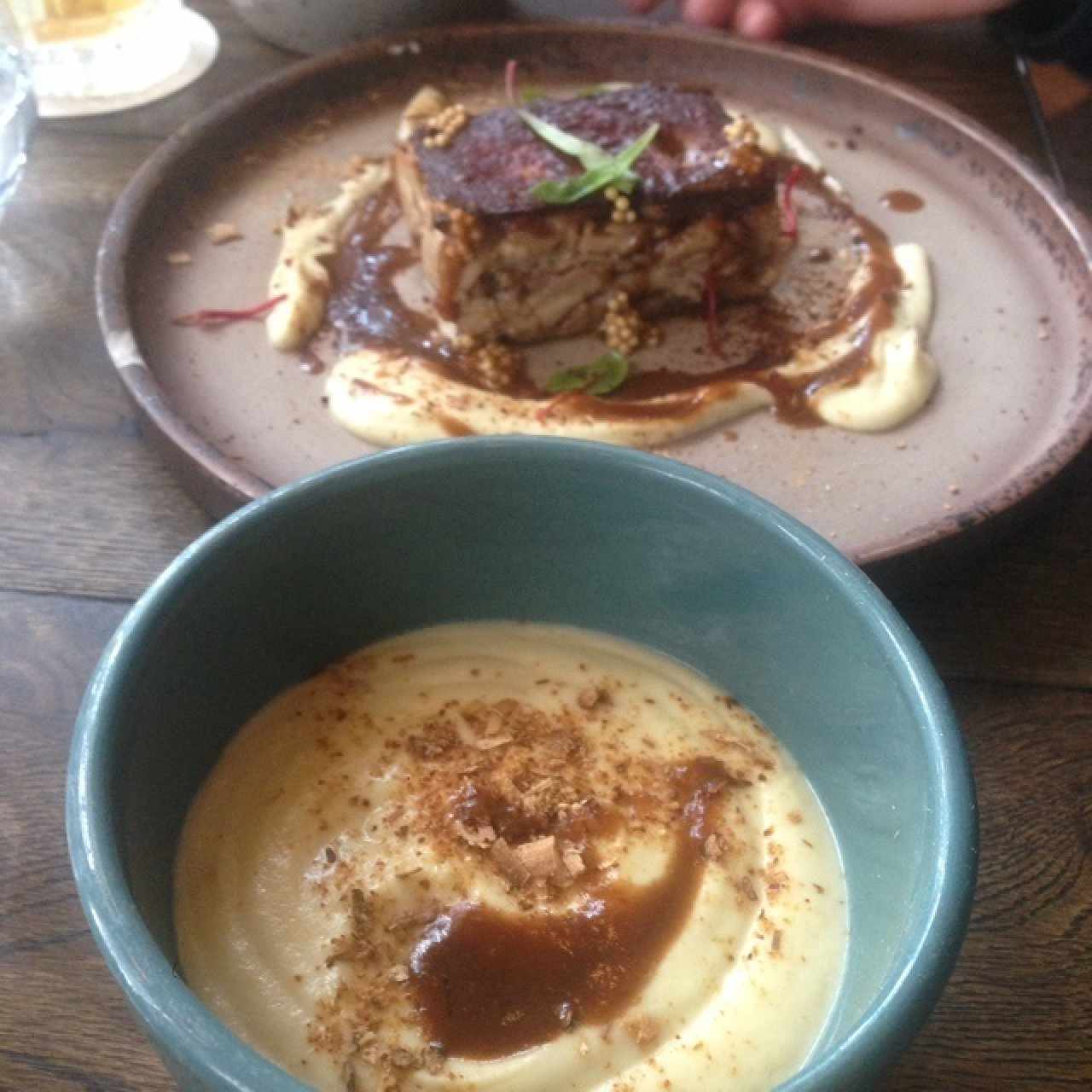 cochinillo y coliflor cremoso